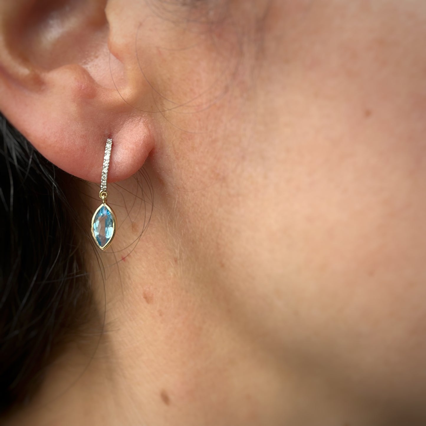 Aretes en oro amarillo 14k con diamantes y marquesa de Topacio azul