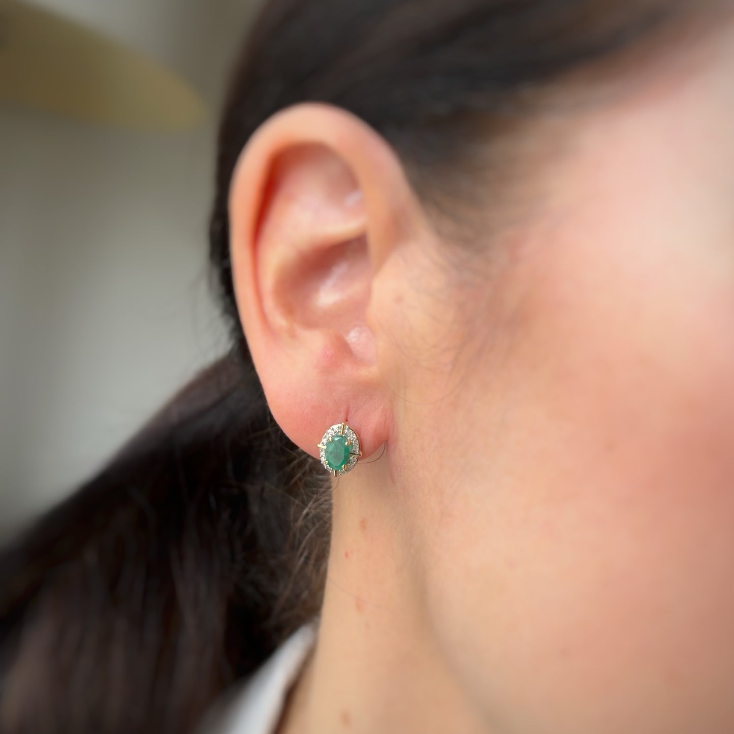 Aretes en oro amarillo 10k con esmeralda y halo de diamantes 0.10ctw y líneas de oro