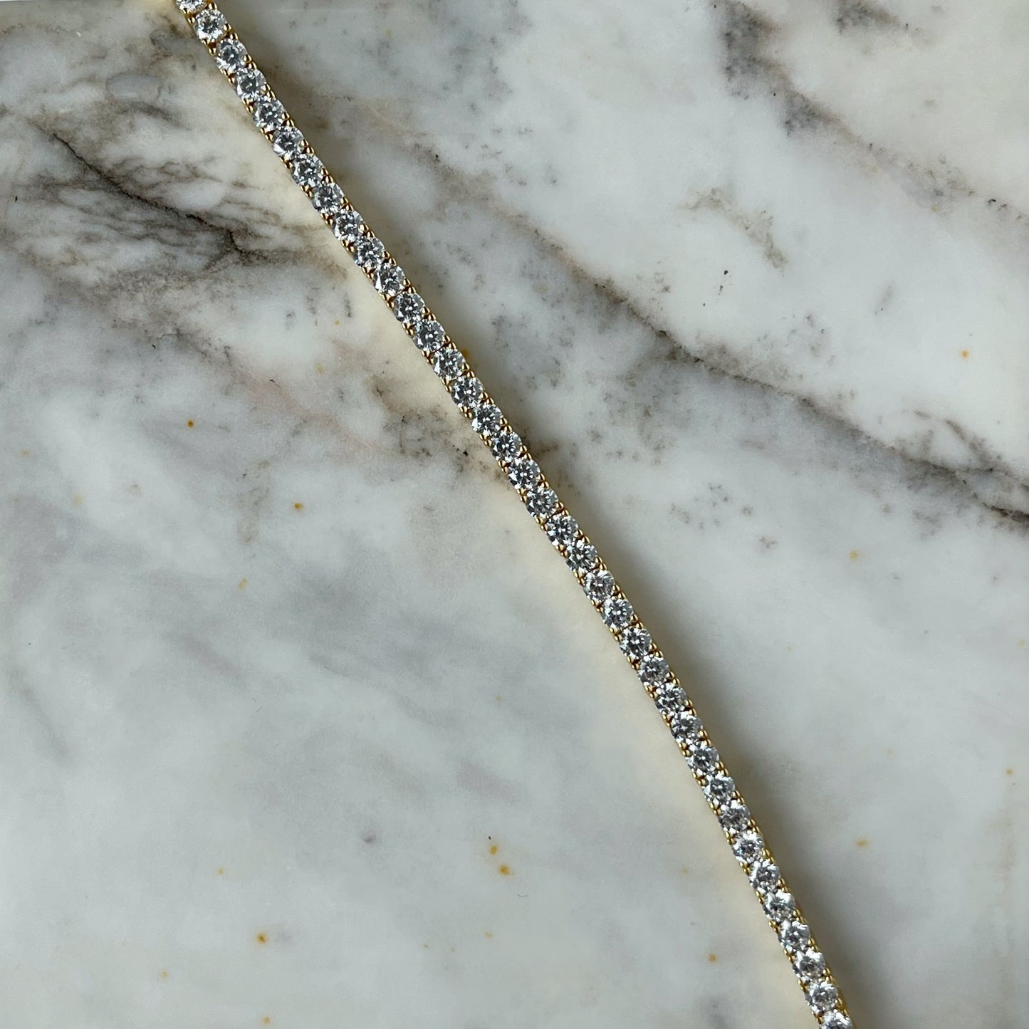 Pulsera tipo tenis en plata con baño de oro de circonitas 3ctw