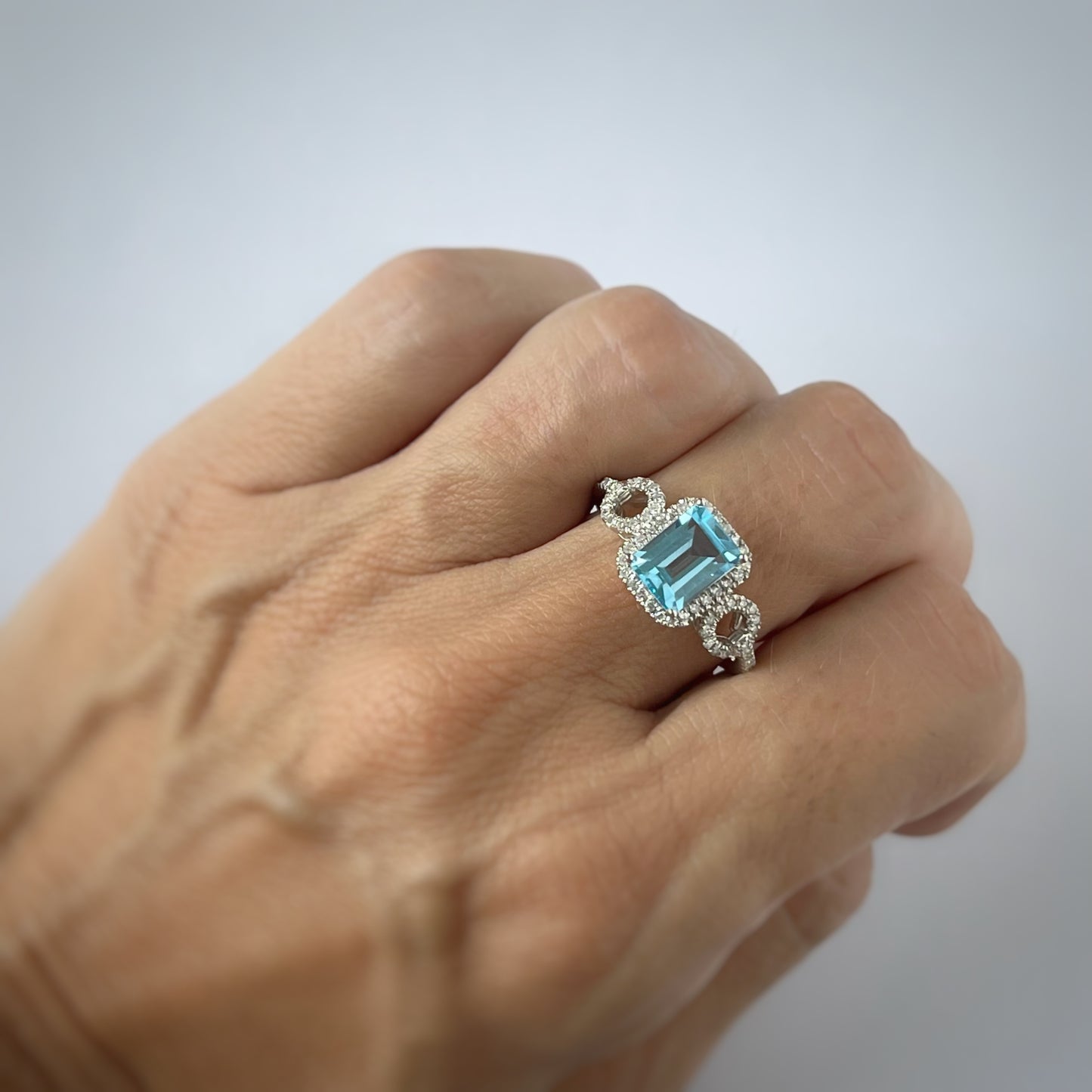 Anillo de plata con Topacio azul y diamantes 0.35ctw
