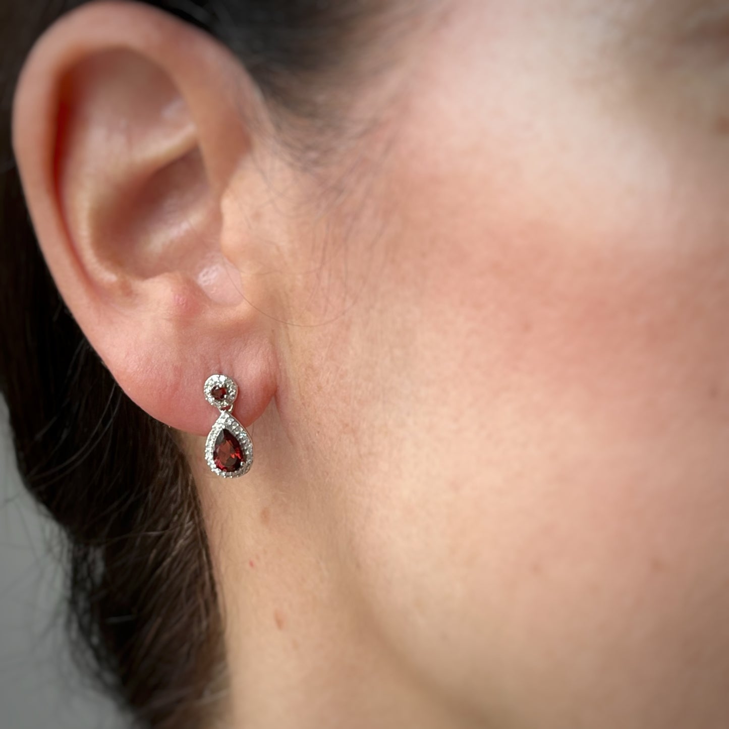 Aretes gota de granate y diamantes 0.18ctw en oro blanco 10K