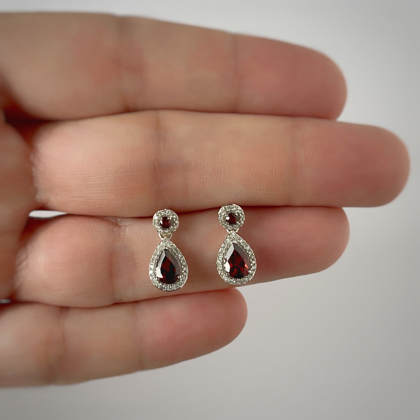 Aretes gota de granate y diamantes 0.18ctw en oro blanco 10K