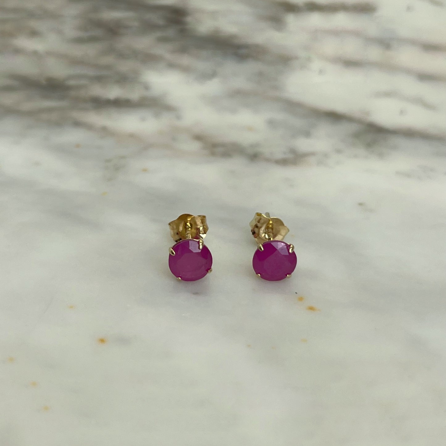 Aretes en oro amarillo 14k con rubíes redondos 5mm