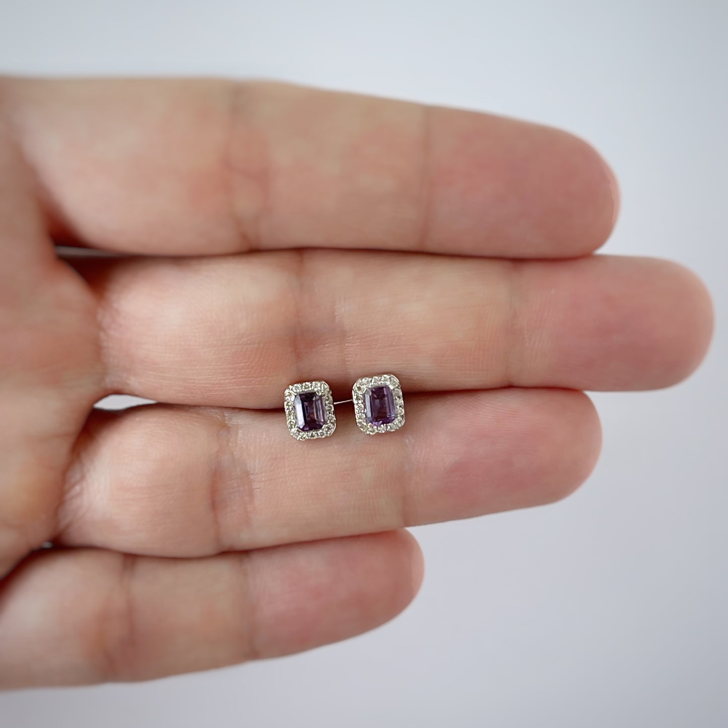Aretes en oro blanco 10k con amatista rectangular y halo de diamantes 0.10ctw