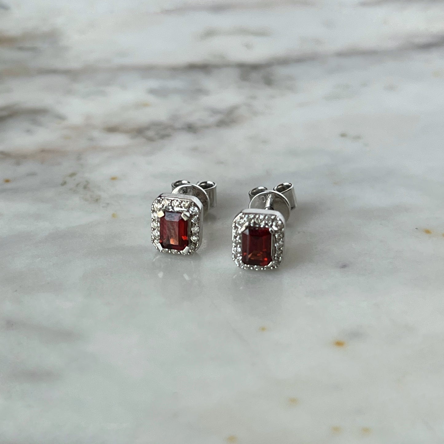 Aretes en oro blanco 10k con granate rectangular y halo de diamantes 0.10ctw