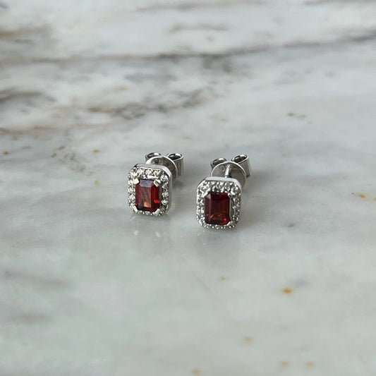 Aretes en oro blanco 10k con granate rectangular y halo de diamantes 0.10ctw