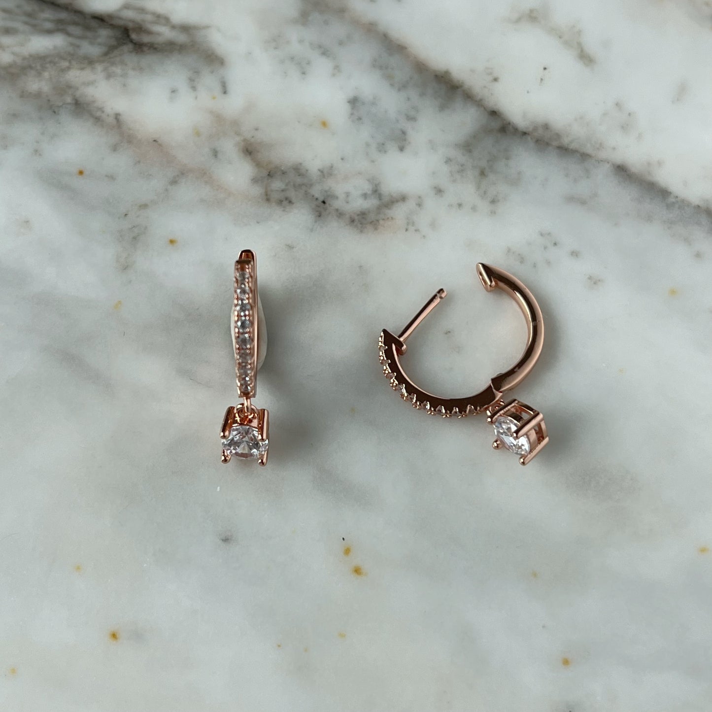 Argollas en plata con baño de oro rosa y circonitas con circonita colgante