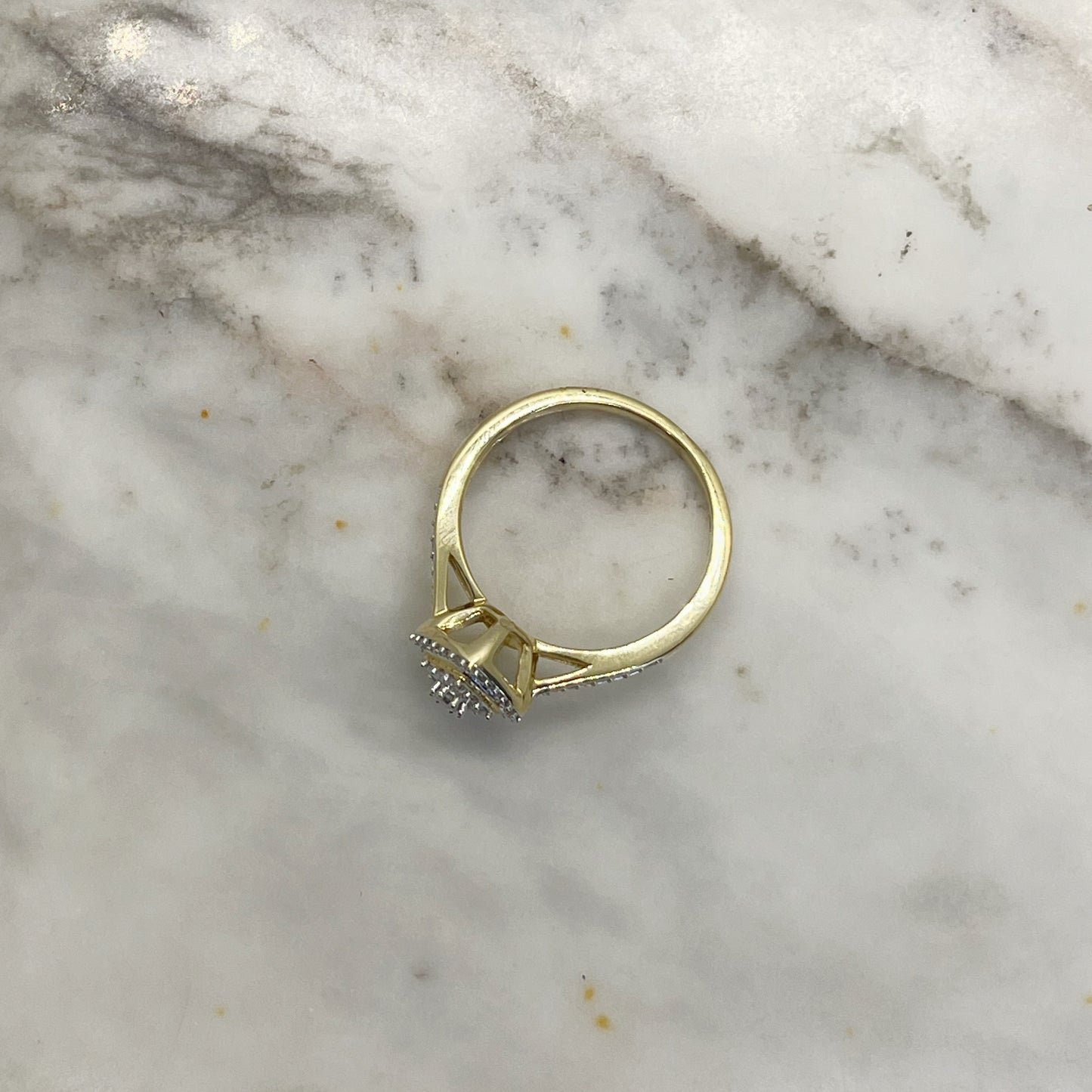 Anillo en oro amarillo 10k en forma de rombo con diamantes 0.25ctw