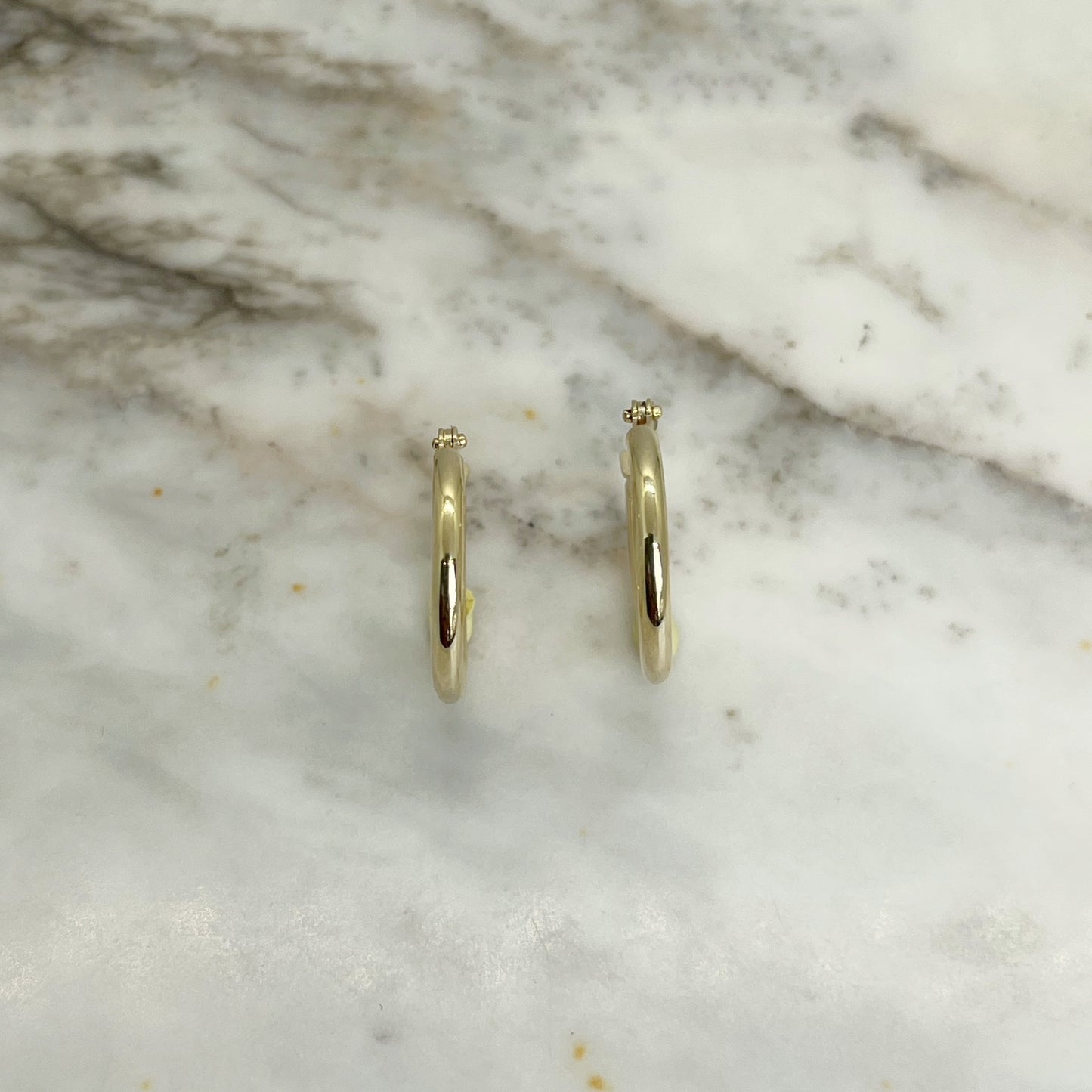 Argolla en oro amarillo 14k de 17mm finas