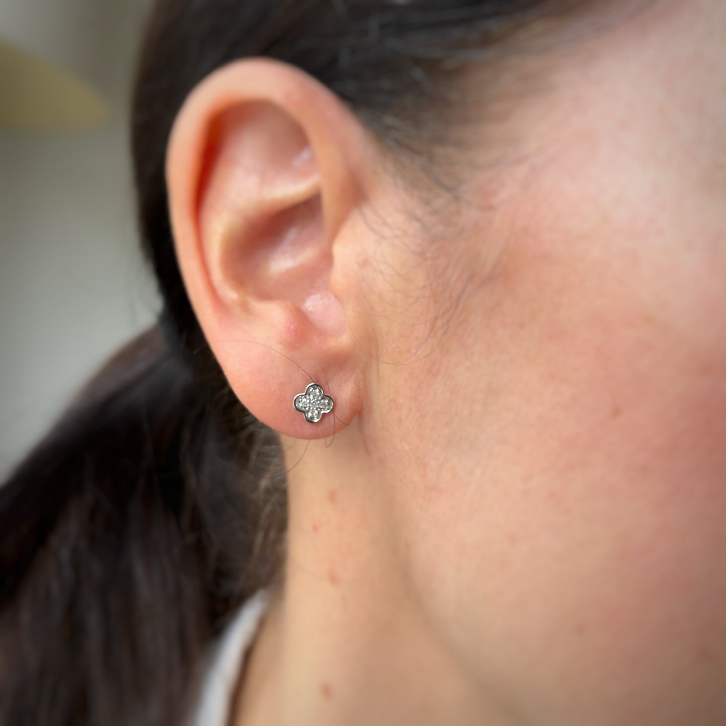Aretes en oro blanco de 14k de flor con diamantes 0.10ctw