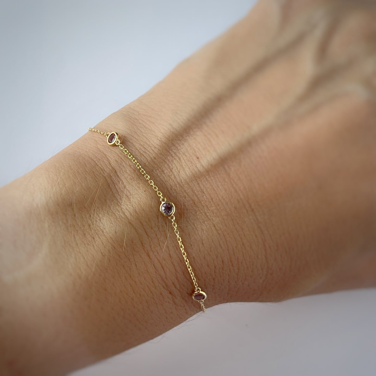 Pulsera en oro amarillo 14k con 3 estaciones de amatistas 0.33ctw