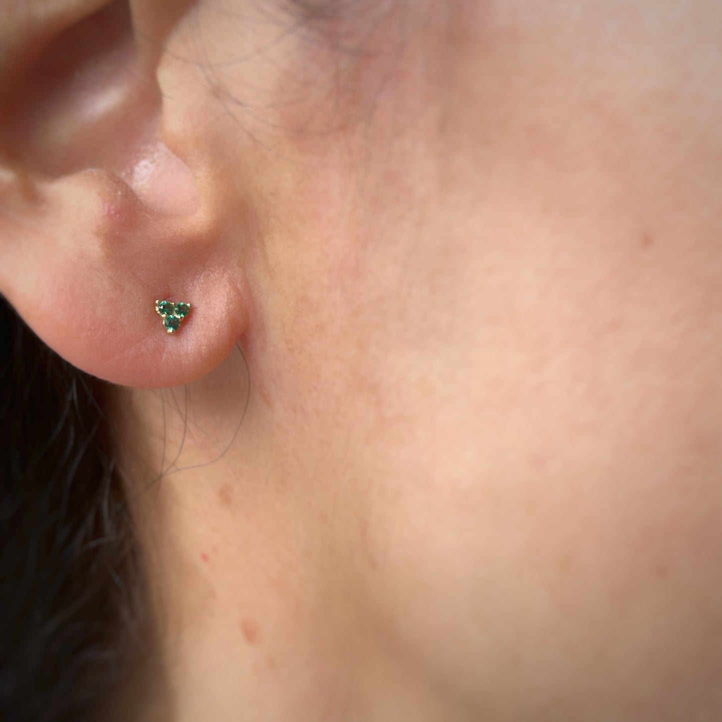 Aretes tres circonitas verdes mini en oro de 14k con tope ortopédico