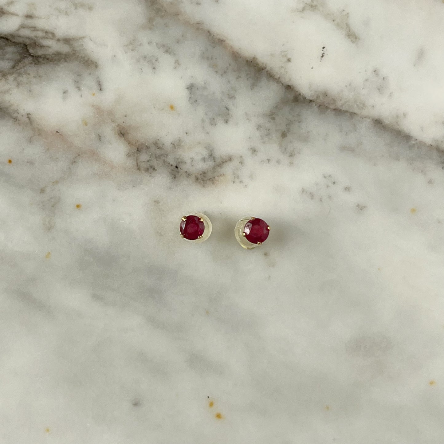 Aretes en oro amarillo 18k con rubí redondo 0.50ctw