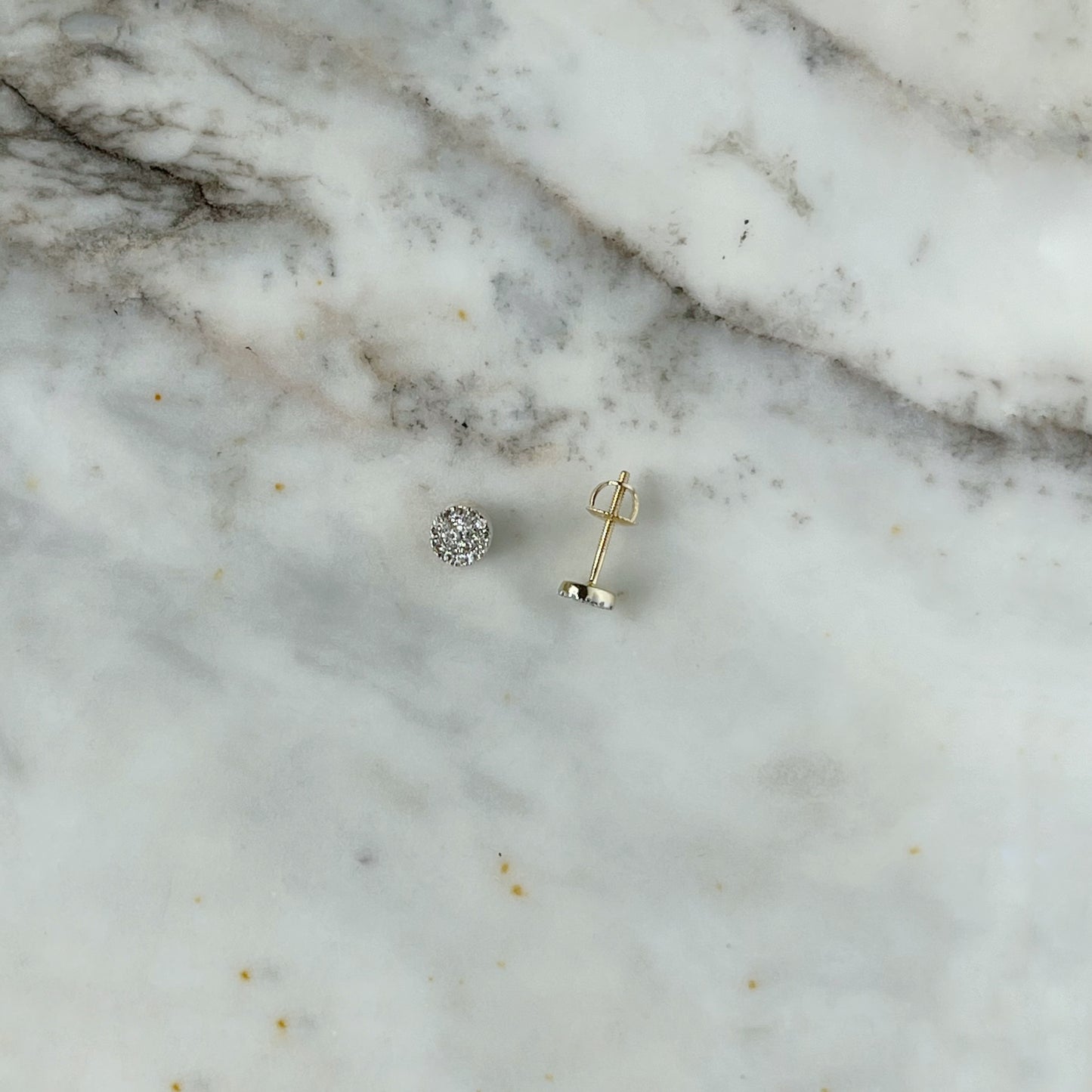 Aretes de círculo en oro amarillo de 10k con diamantes 0.12ctw con tope de tornillo