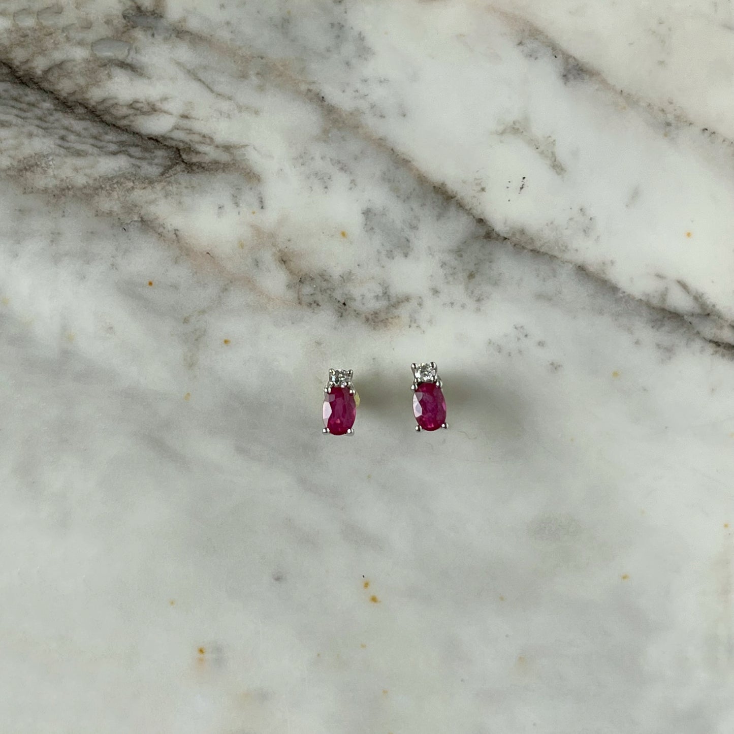 Aretes en oro blanco 10k rubí dos ctw y diamantes 0.10ctw