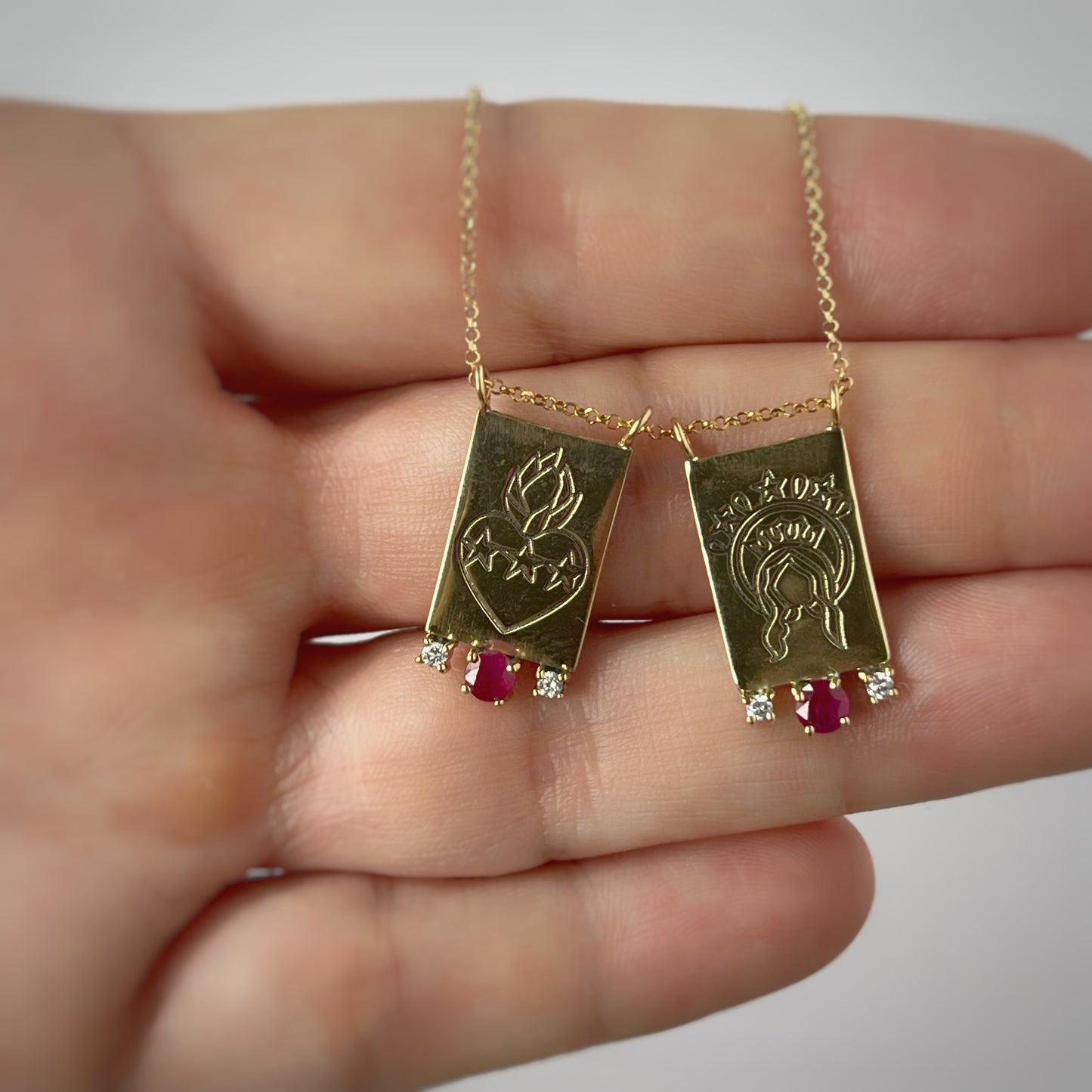 Escapulario de dos medallas de oro 14k con diamantes y rubíes en cadena rolo