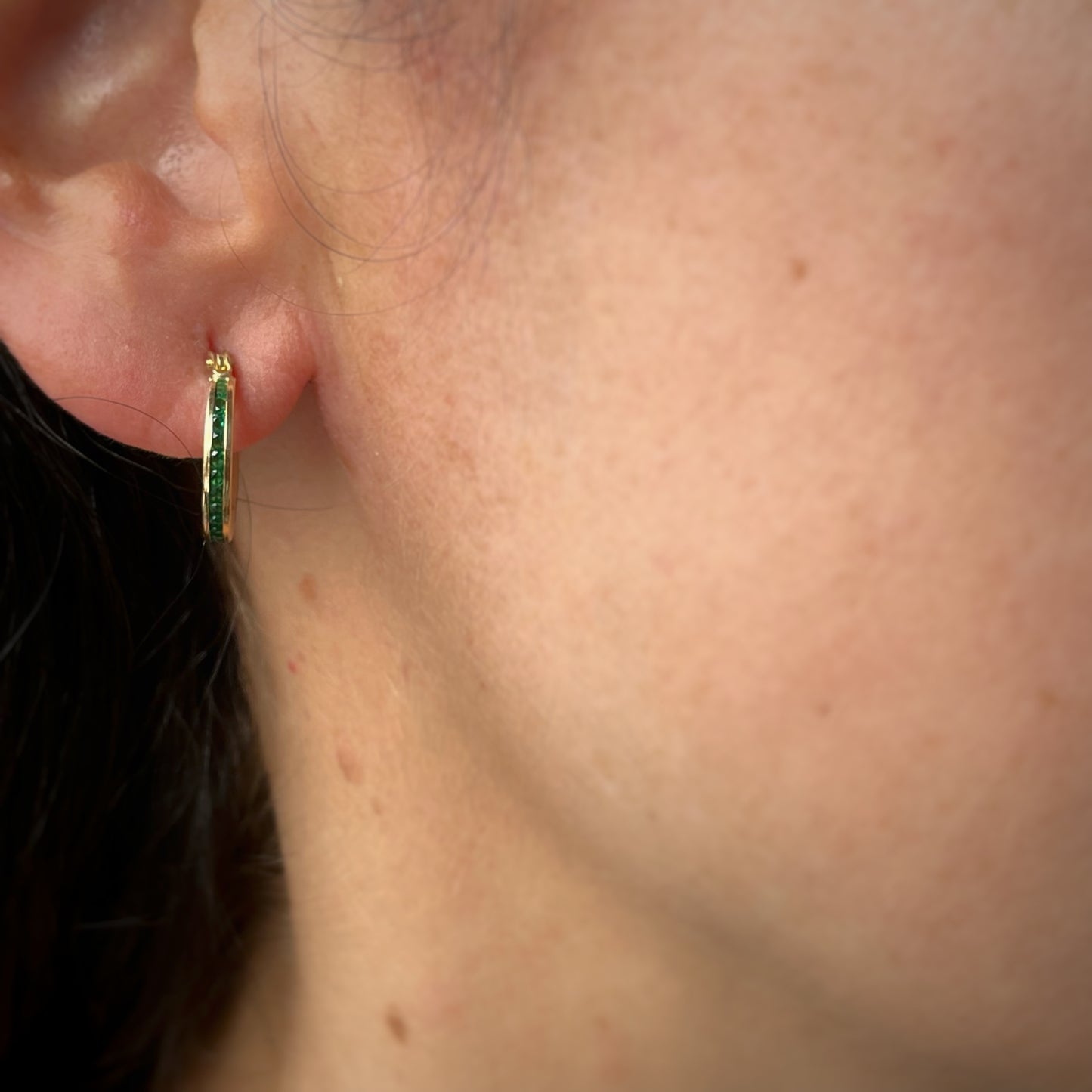 Argollas con Zirconitas verdes en oro 14 K