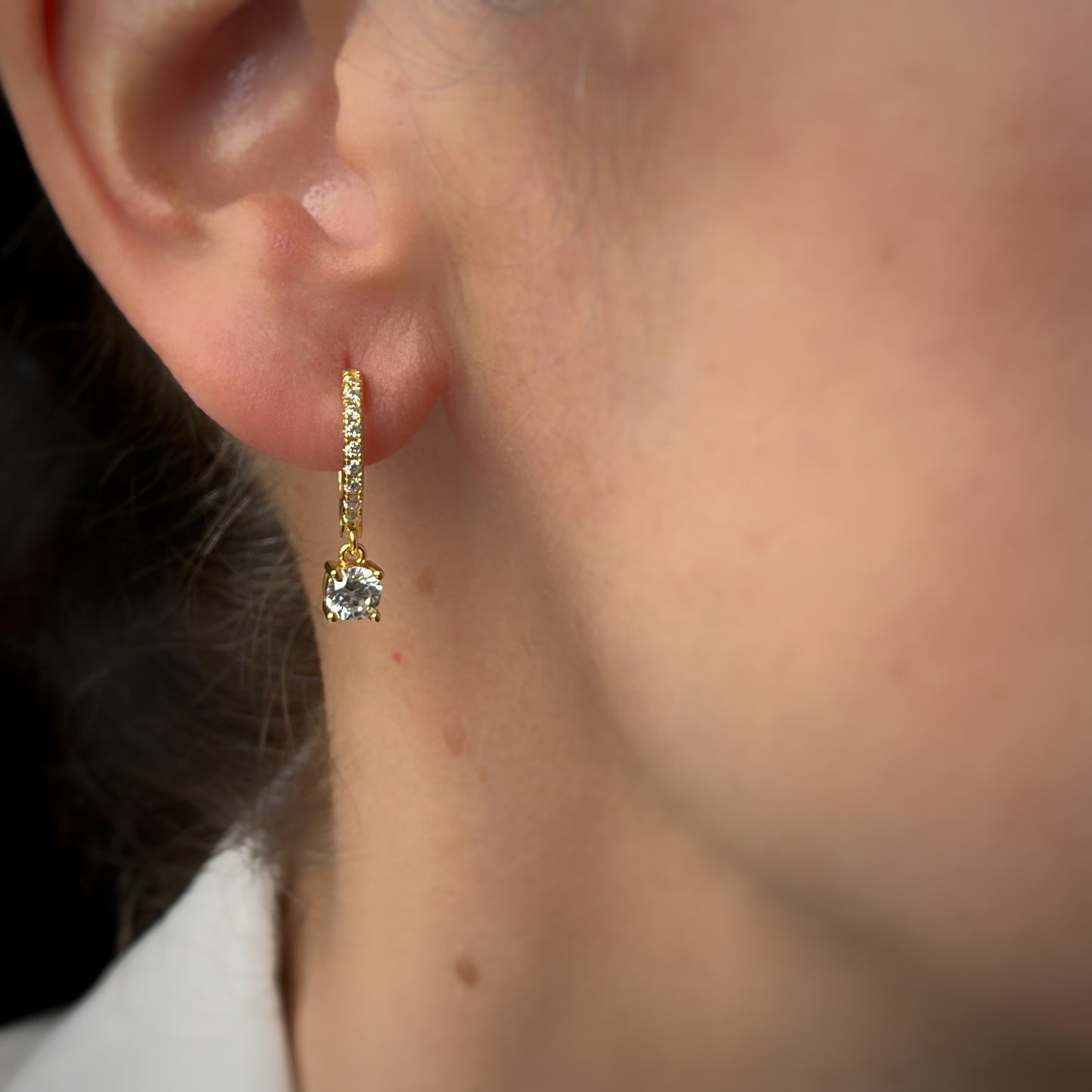 Argollas en plata con baño de oro amarillo y circonitas con circonita colgante