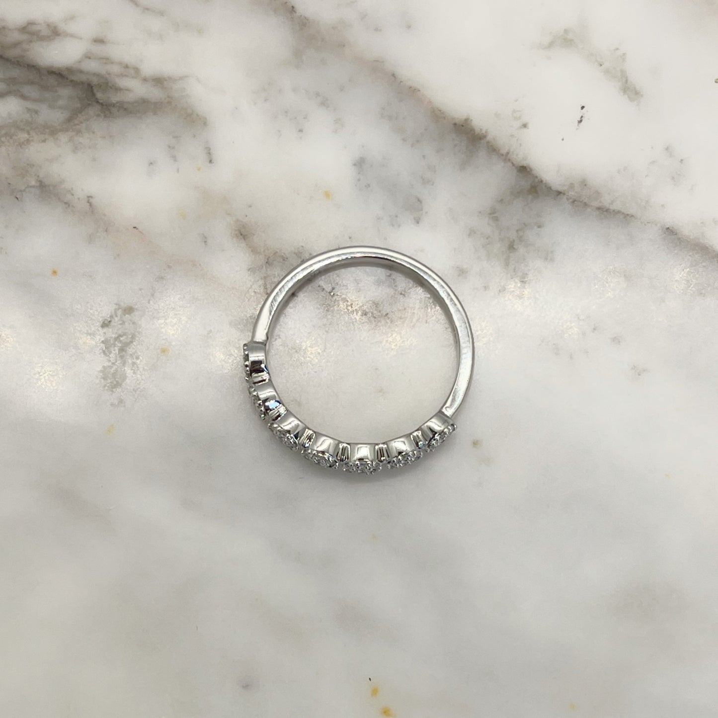 Anillo en oro blanco 10k con varios círculos de diamantes 0.25ctw