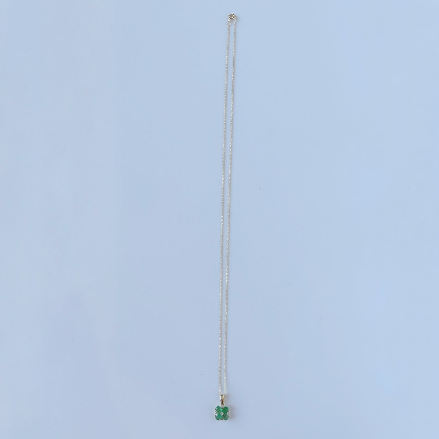 Collar en oro amarillo 10k con dije de esmeraldas y diamantes 0.07ctw