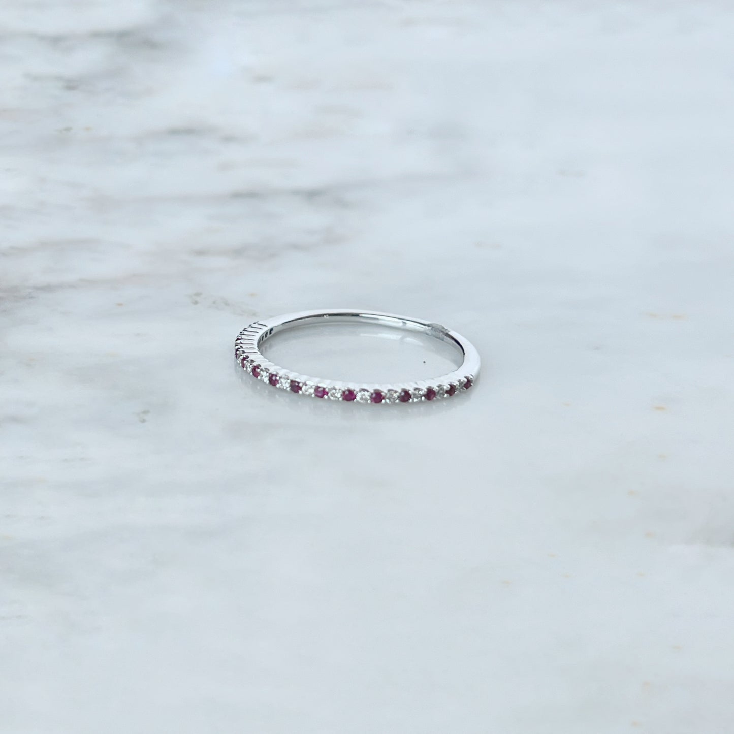 Anillo finito en oro blanco de 14k con rubíes y diamantes 0.06ctw