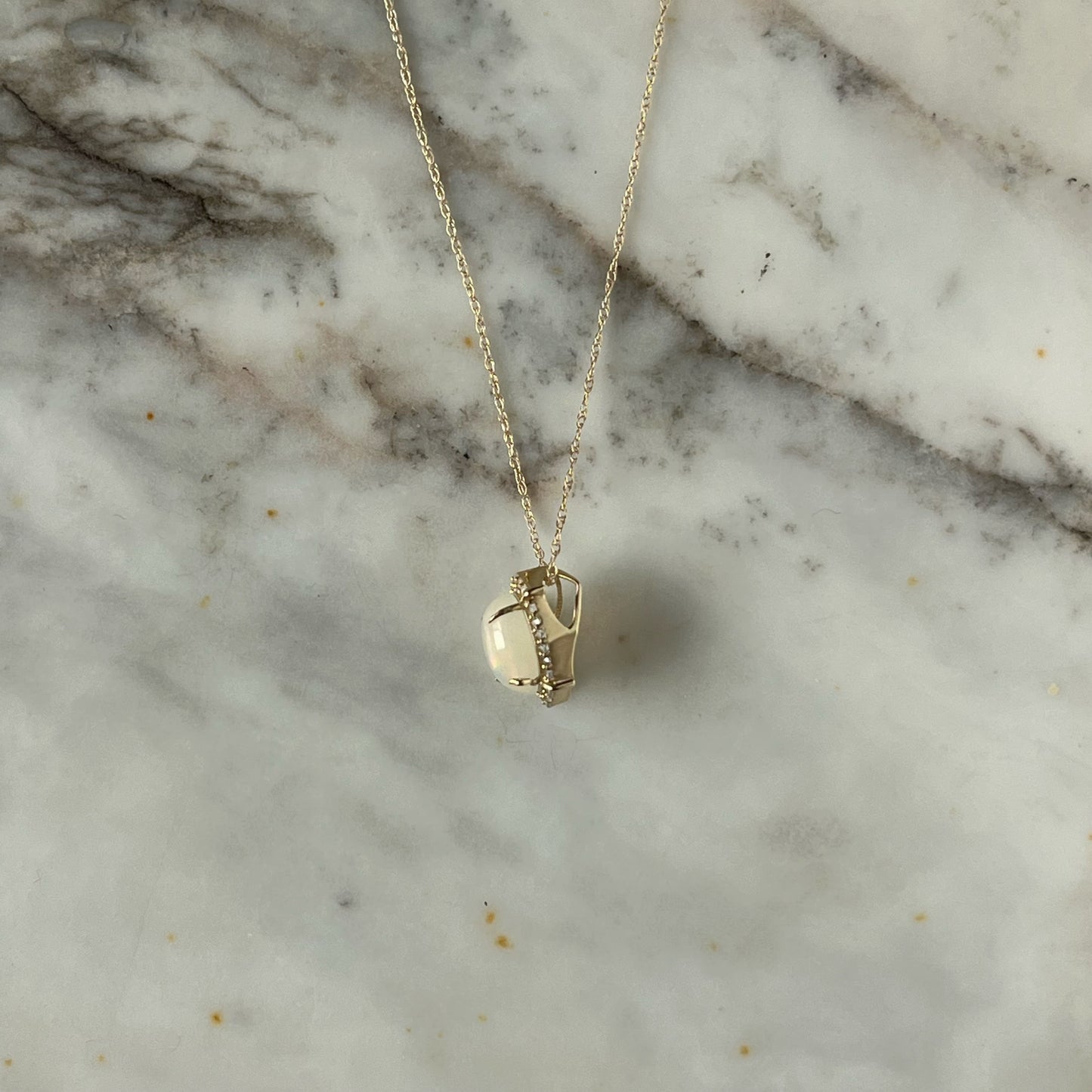 Collar en oro amarillo 10k con dije de ópalo y diamantes 0.10ctw