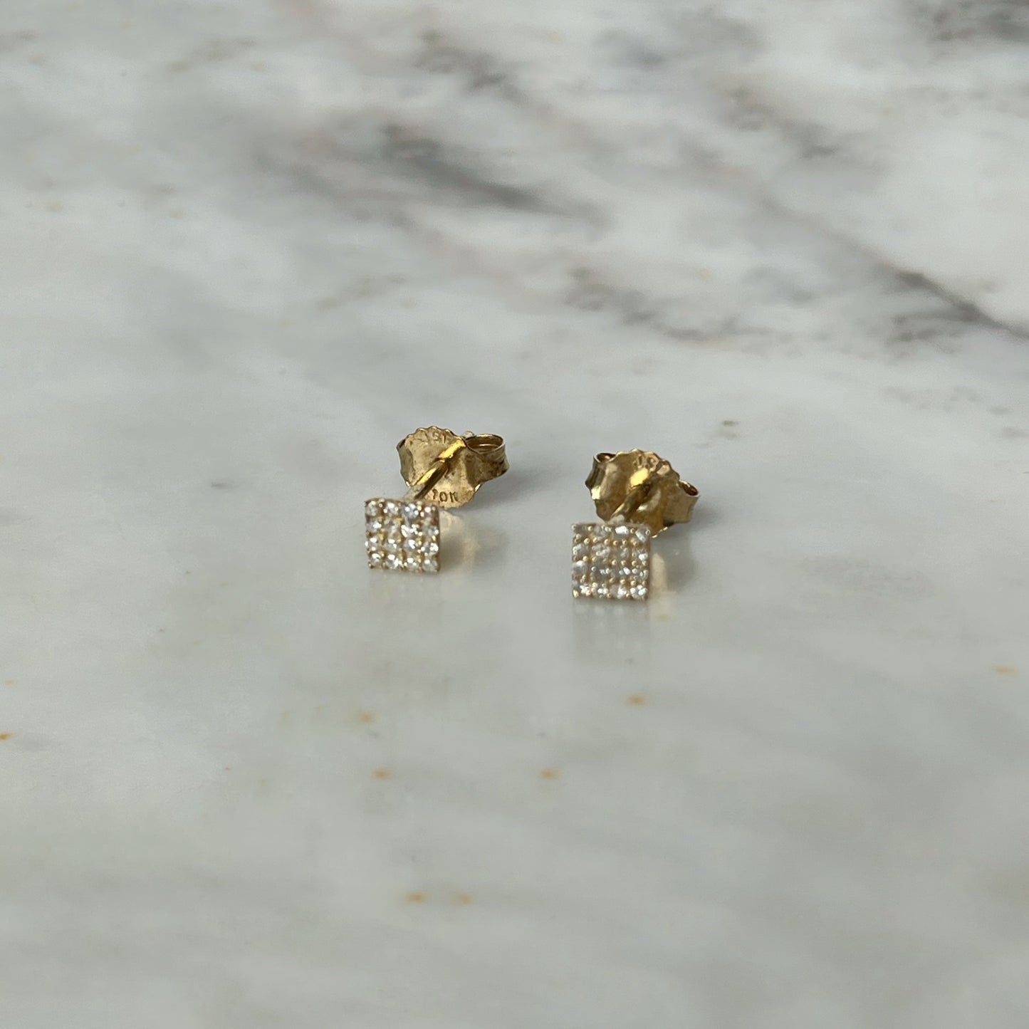 Aretes cuadrados en oro amarillo 10k con diamantes 0.10ctw