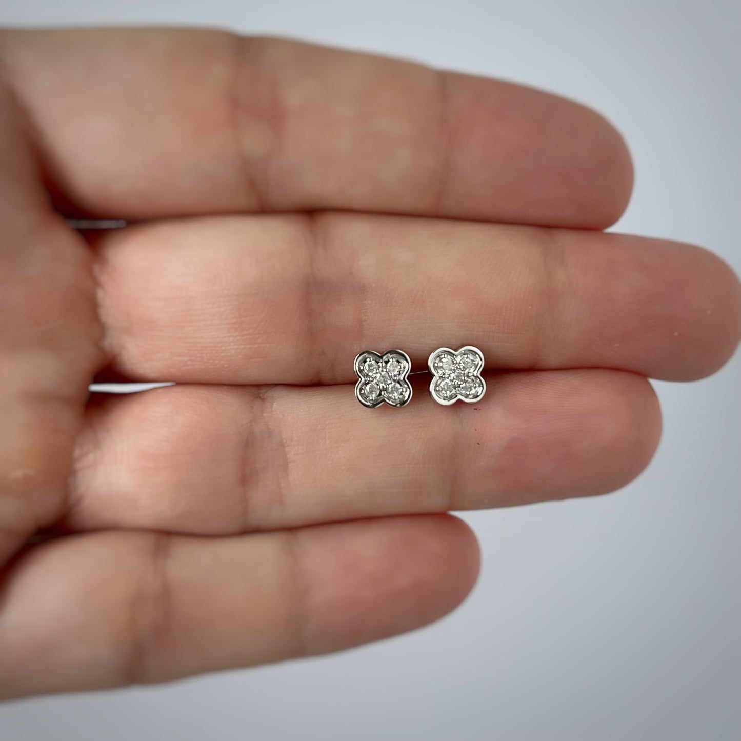 Aretes en oro blanco de 14k de flor con diamantes 0.10ctw