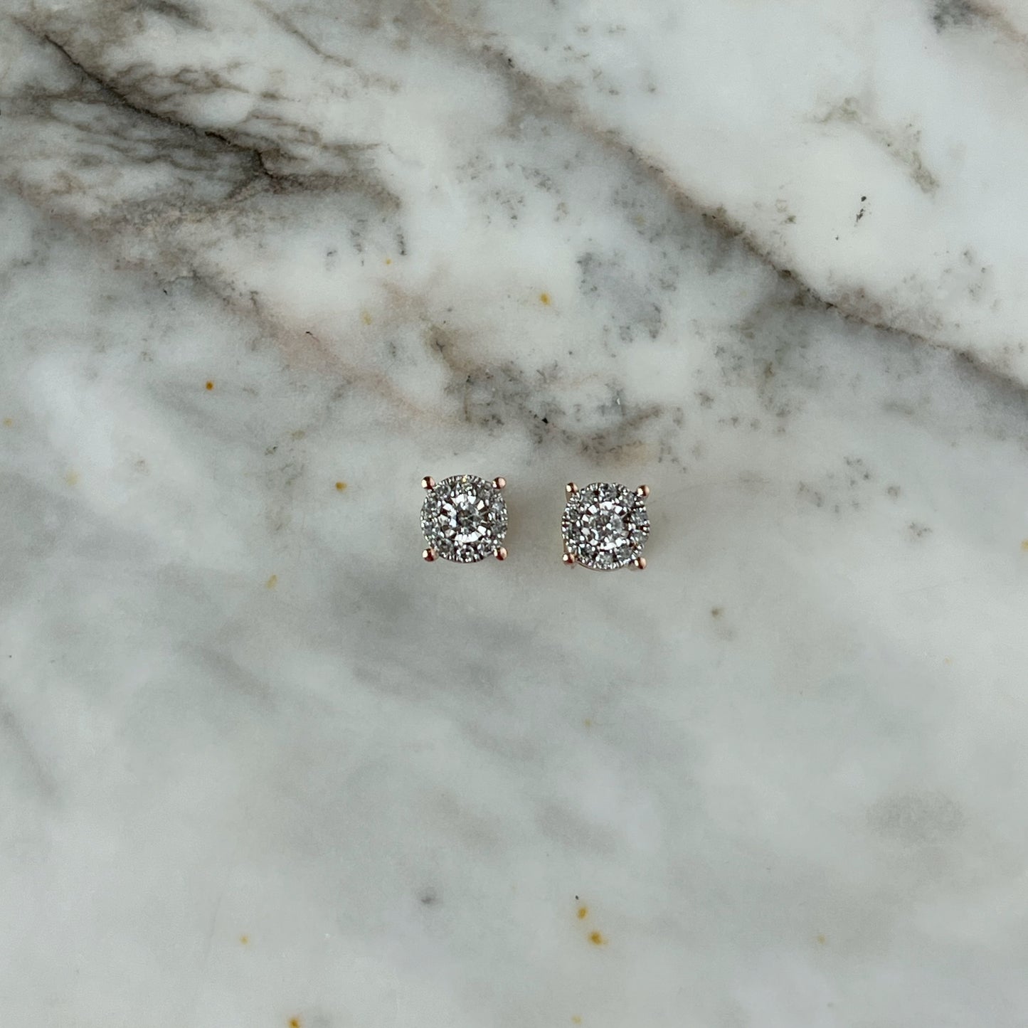 Aretes redondos de 0.25ctw de diamantes con halo en oro rosa de 10k
