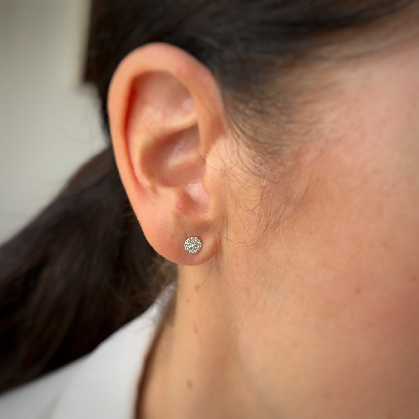 Aretes de círculo en oro amarillo de 10k con diamantes 0.12ctw con tope de tornillo