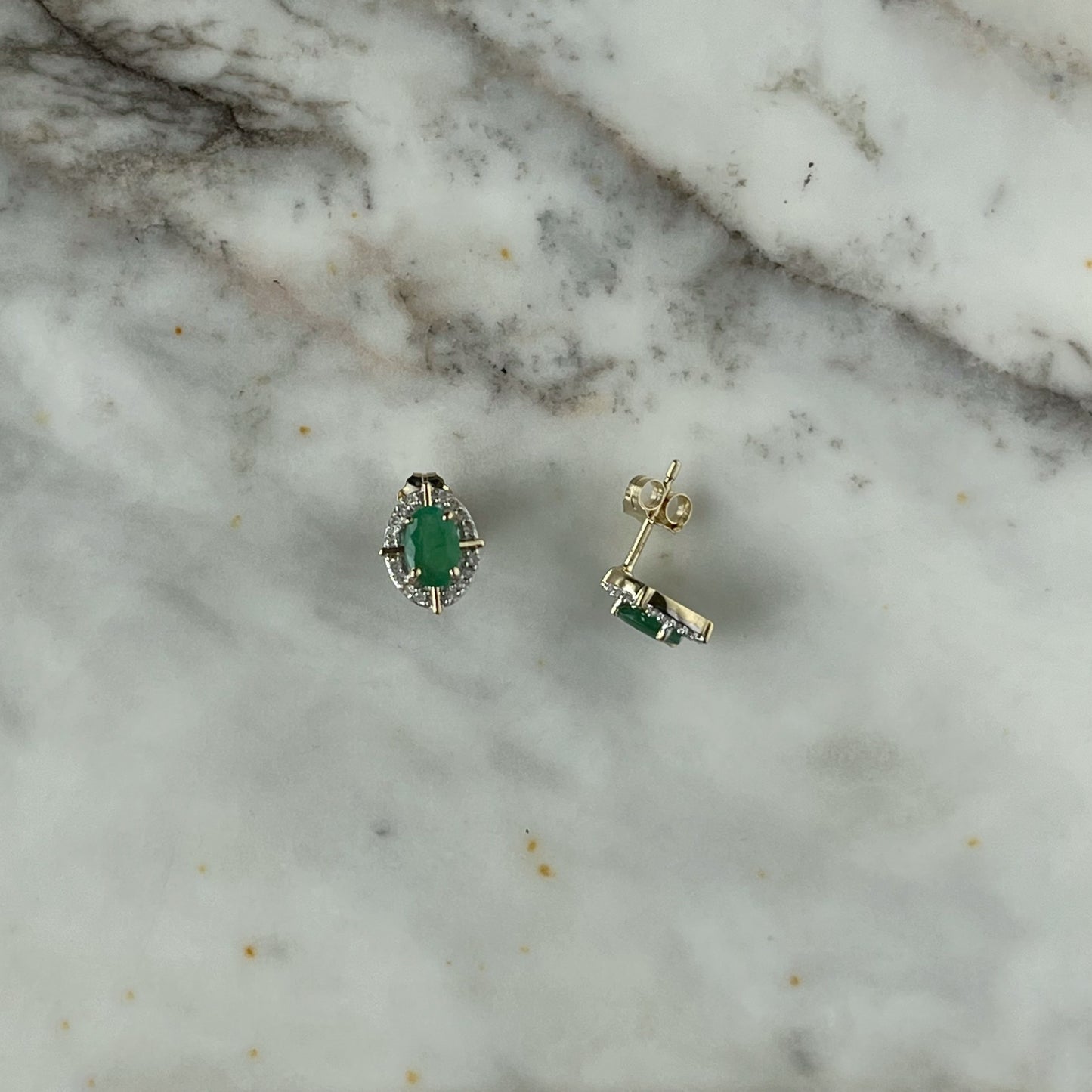 Aretes en oro amarillo 10k con esmeralda y halo de diamantes 0.10ctw y líneas de oro