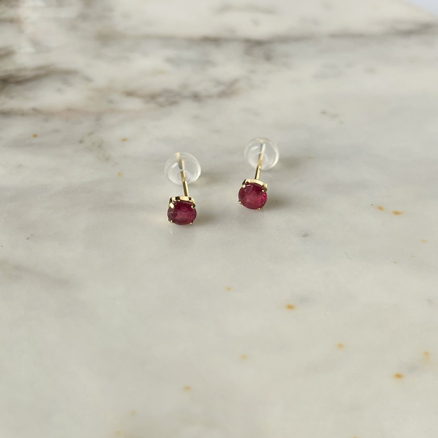 Aretes en oro amarillo 18k con rubí redondo 0.50ctw