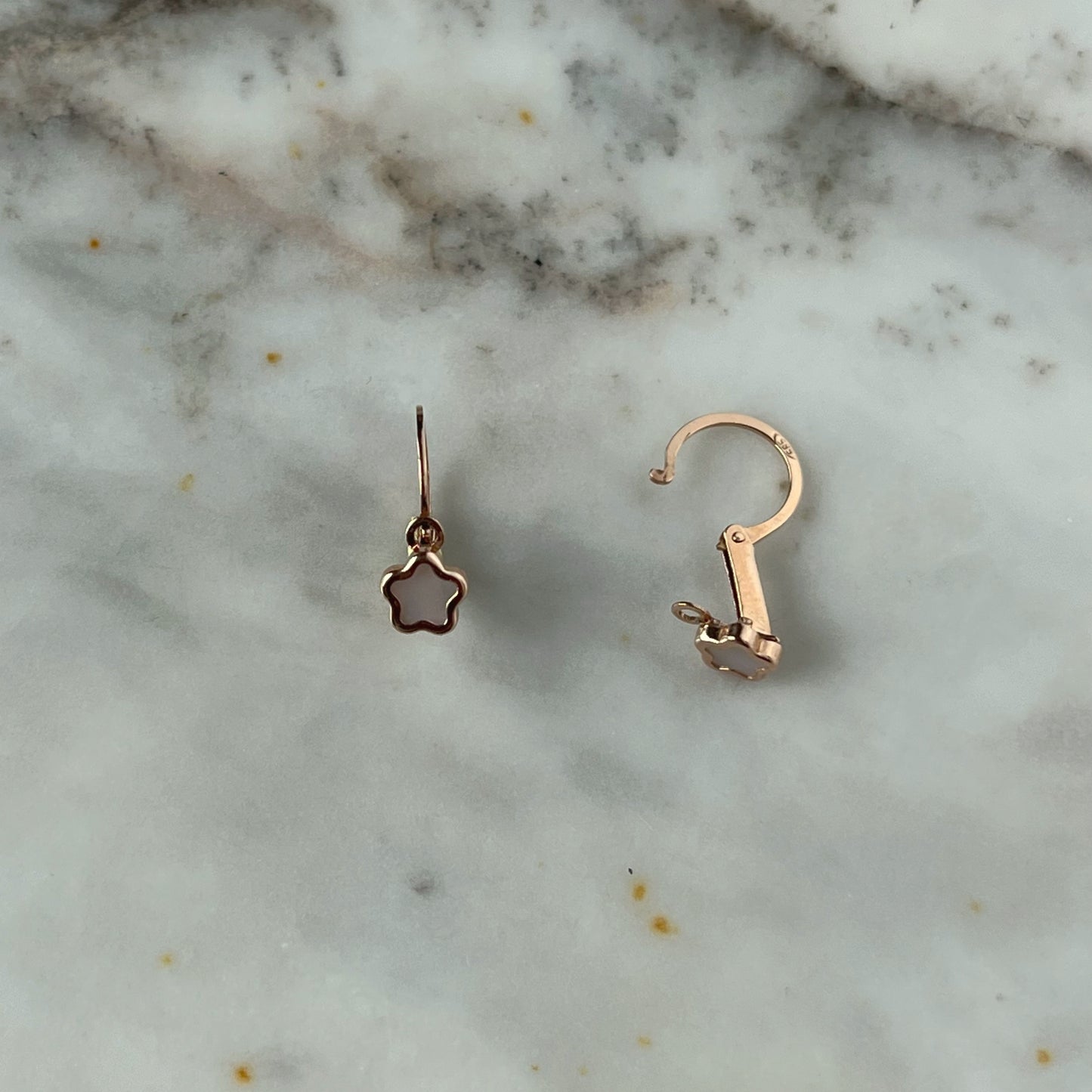 Arete gancho frances con florcita en madre perla en oro rosado de 14k