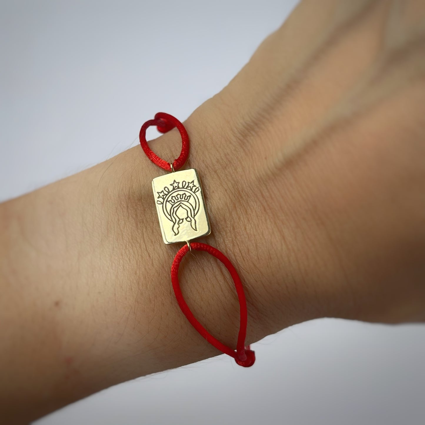 Pulsera de cordón con escapulario rectangular en oro 14k
