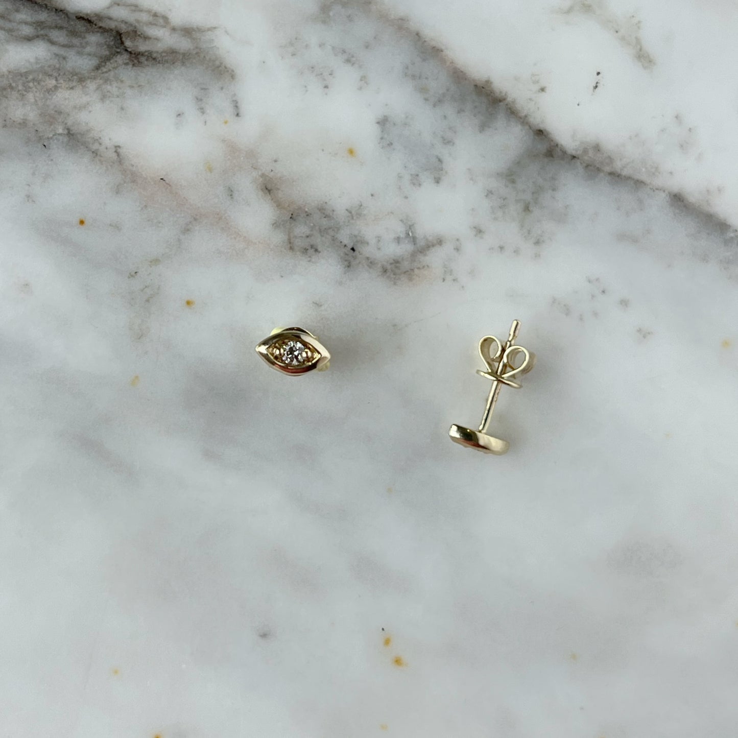 Aretes en oro amarillo 10k en forma de marquesa con diamante 0.08ctw
