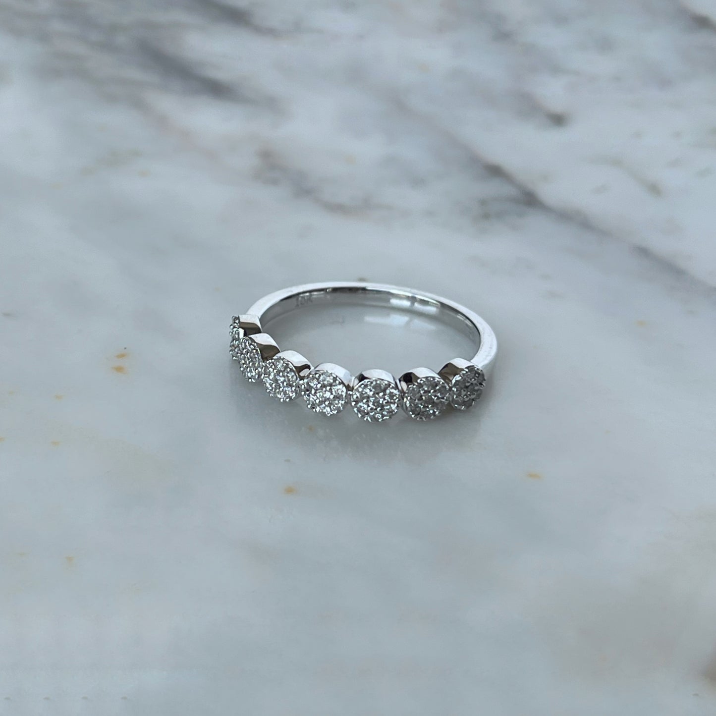 Anillo en oro blanco 10k con varios círculos de diamantes 0.25ctw