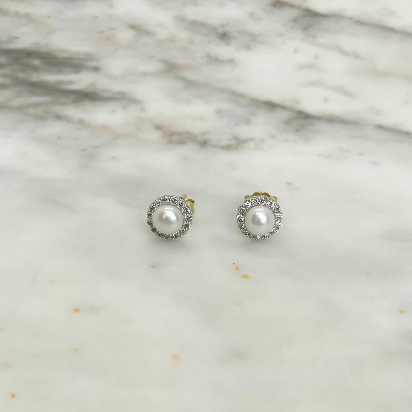 Aretes en oro amarillo 10k con perla y halo de diamantes 0.10ctw