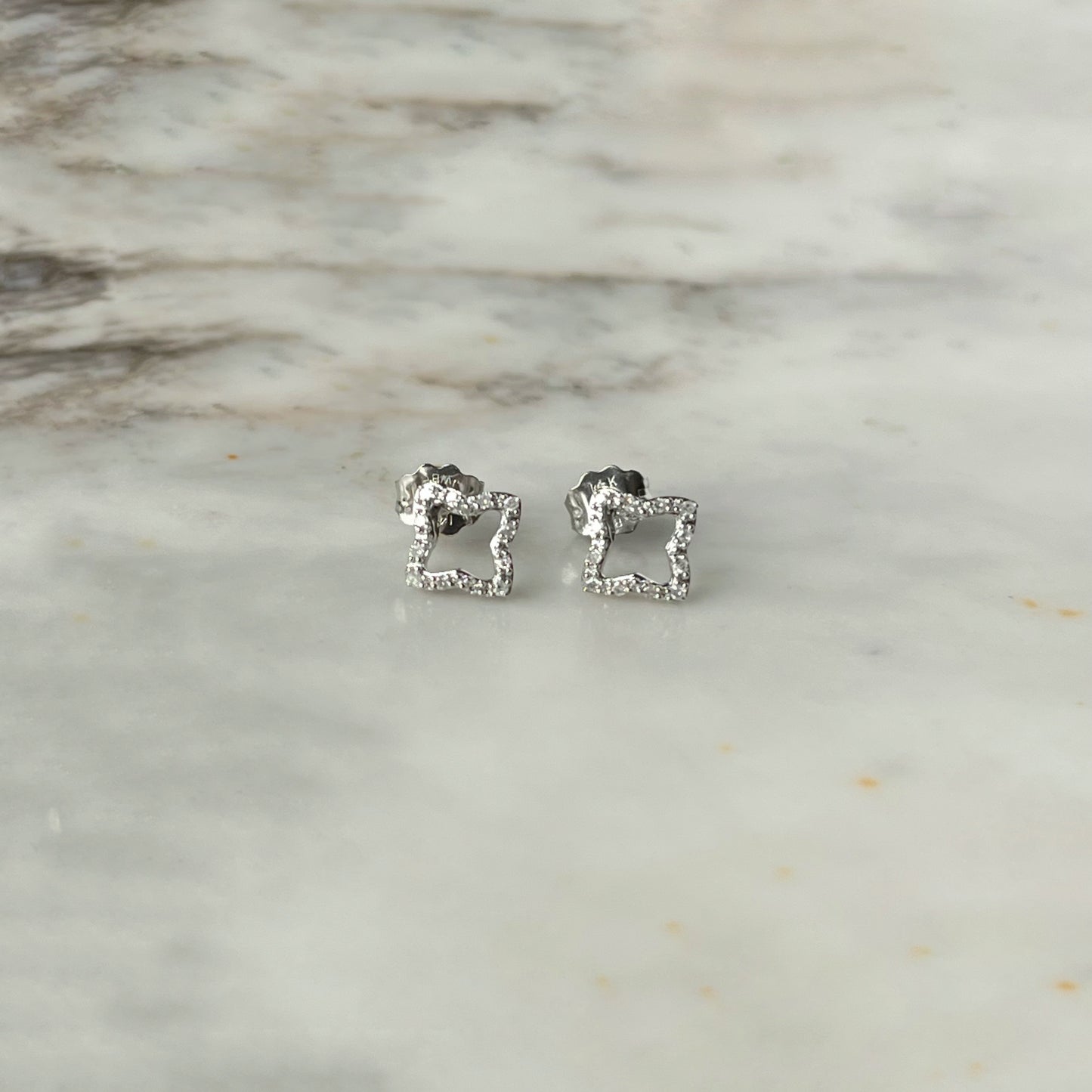 Aretes en oro blanco 14k flor de borde de diamantes 0.07ctw