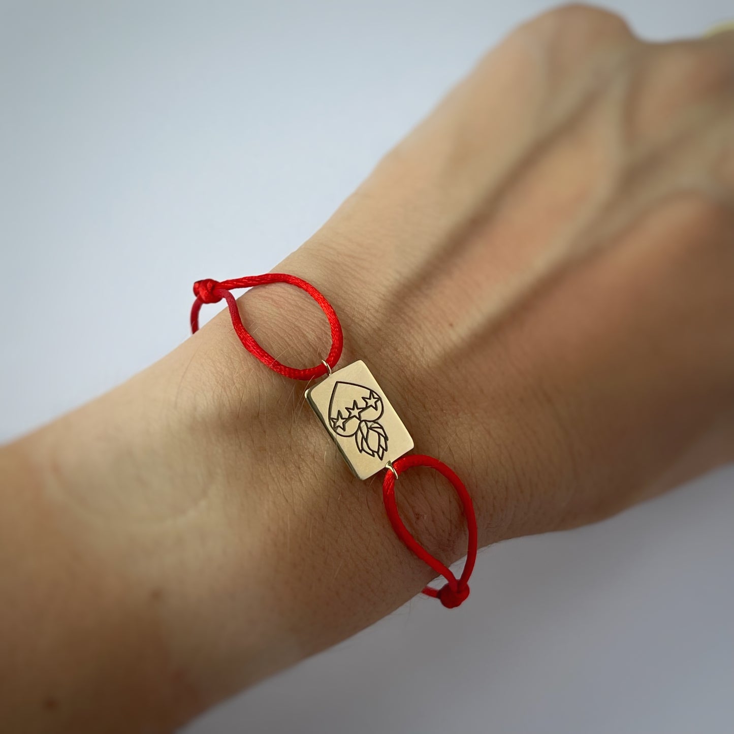 Pulsera de cordón con escapulario rectangular en oro 14k