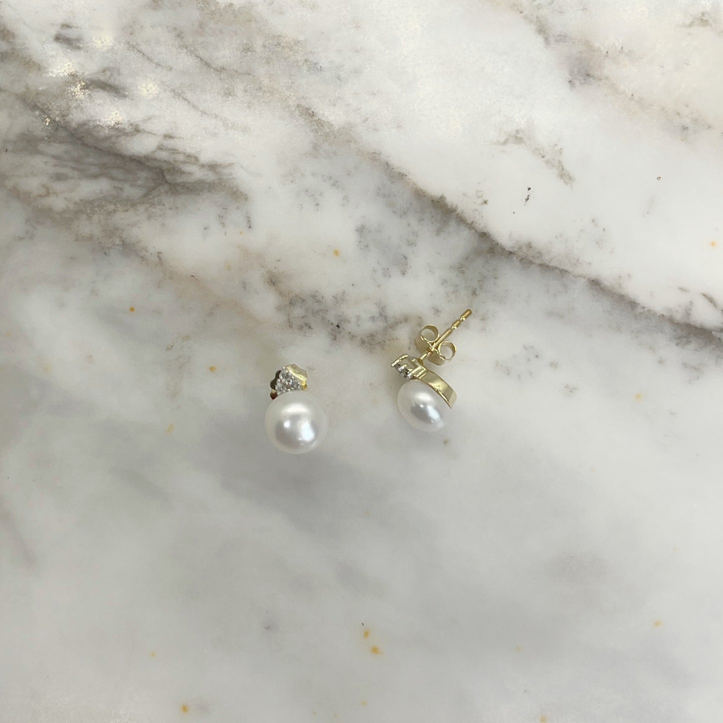Aretes en oro 10k amarillo con perla y 3 diamantes 0.06ctw