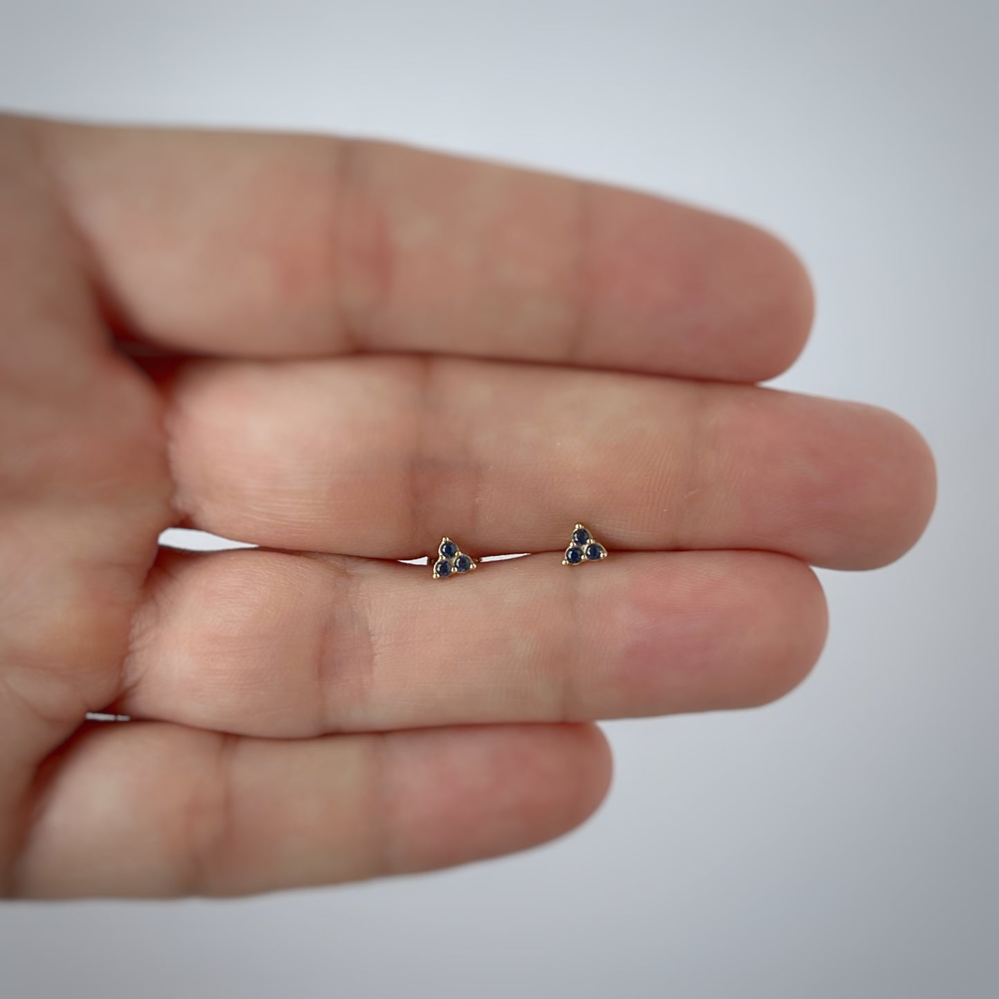 Aretes tres circonitas celestes de mini en oro de 14k con tope ortopédico