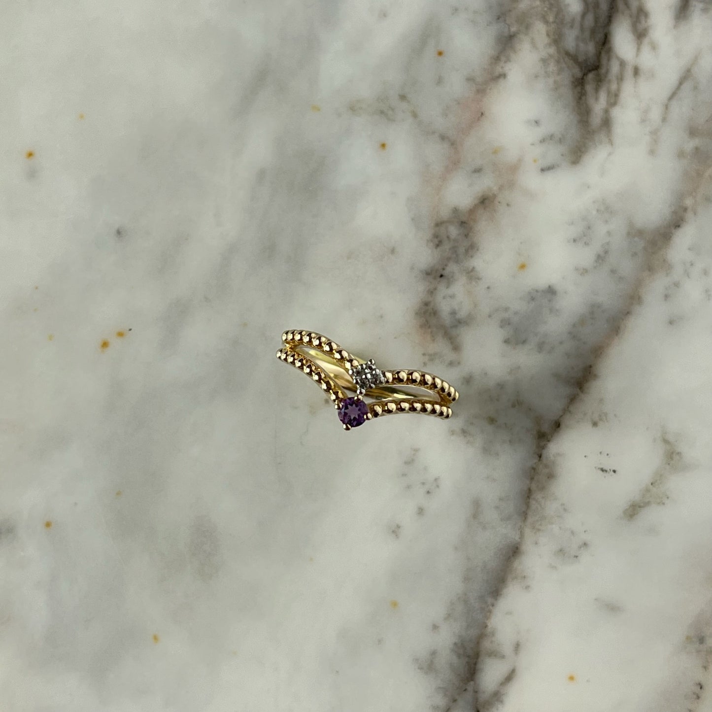 Anillo en oro amarillo 10k con amatista y diamante