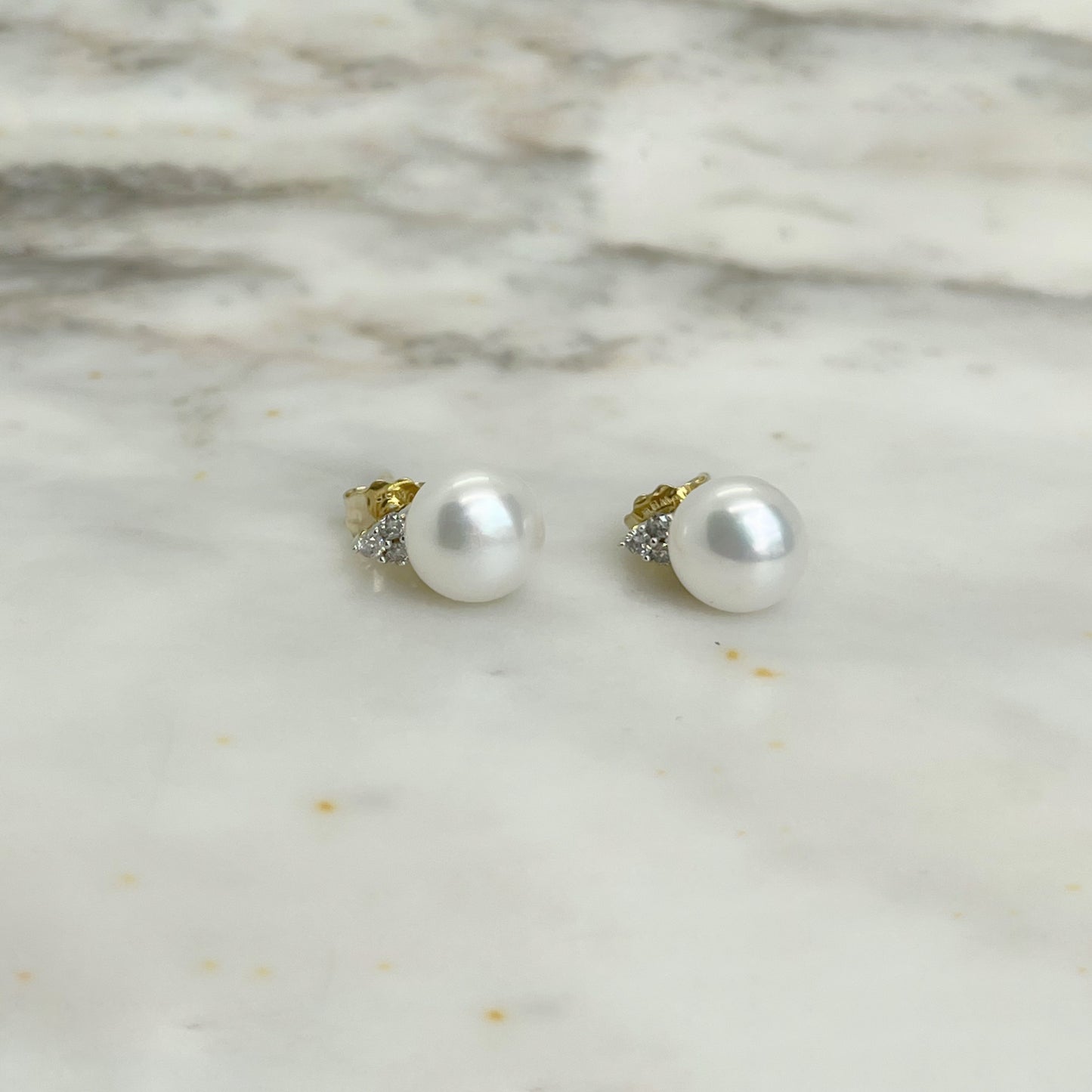 Aretes en oro 10k amarillo con perla y 3 diamantes 0.06ctw