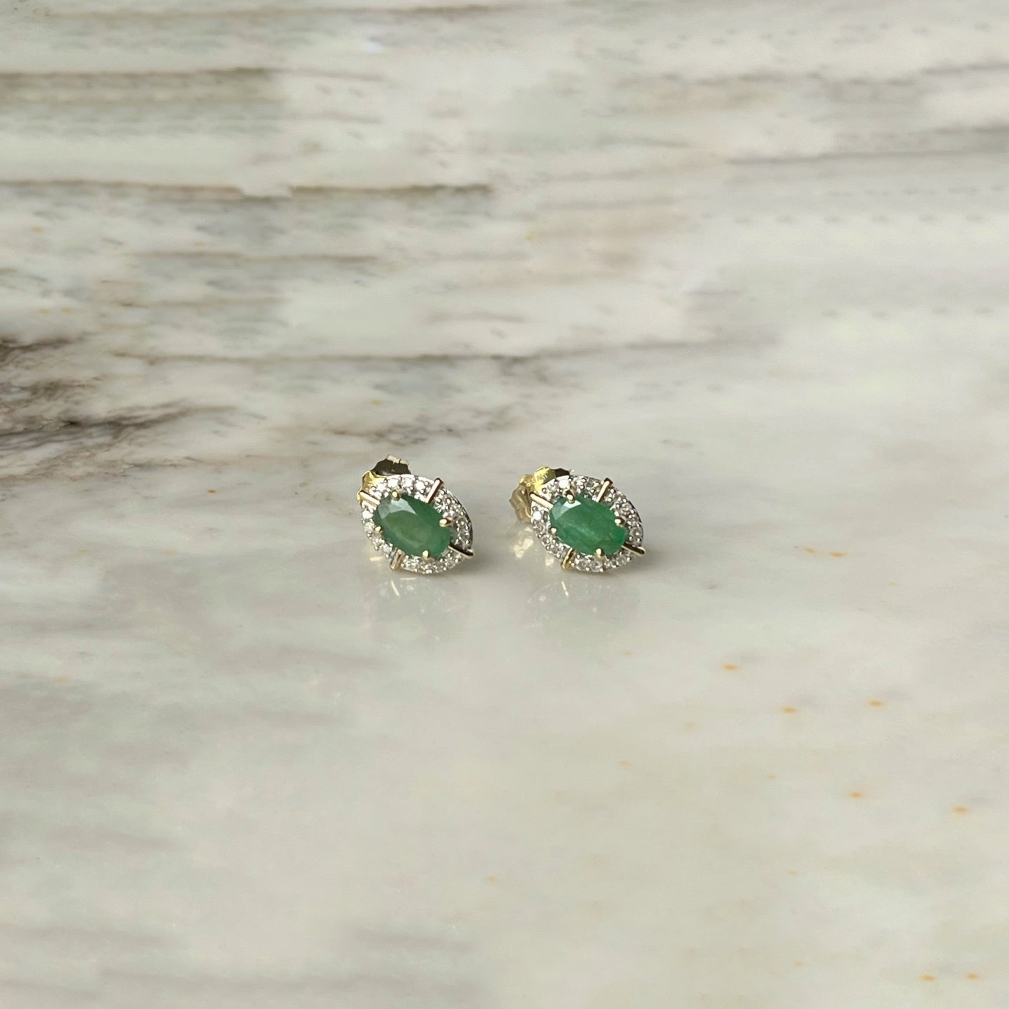 Aretes en oro amarillo 10k con esmeralda y halo de diamantes 0.10ctw y líneas de oro