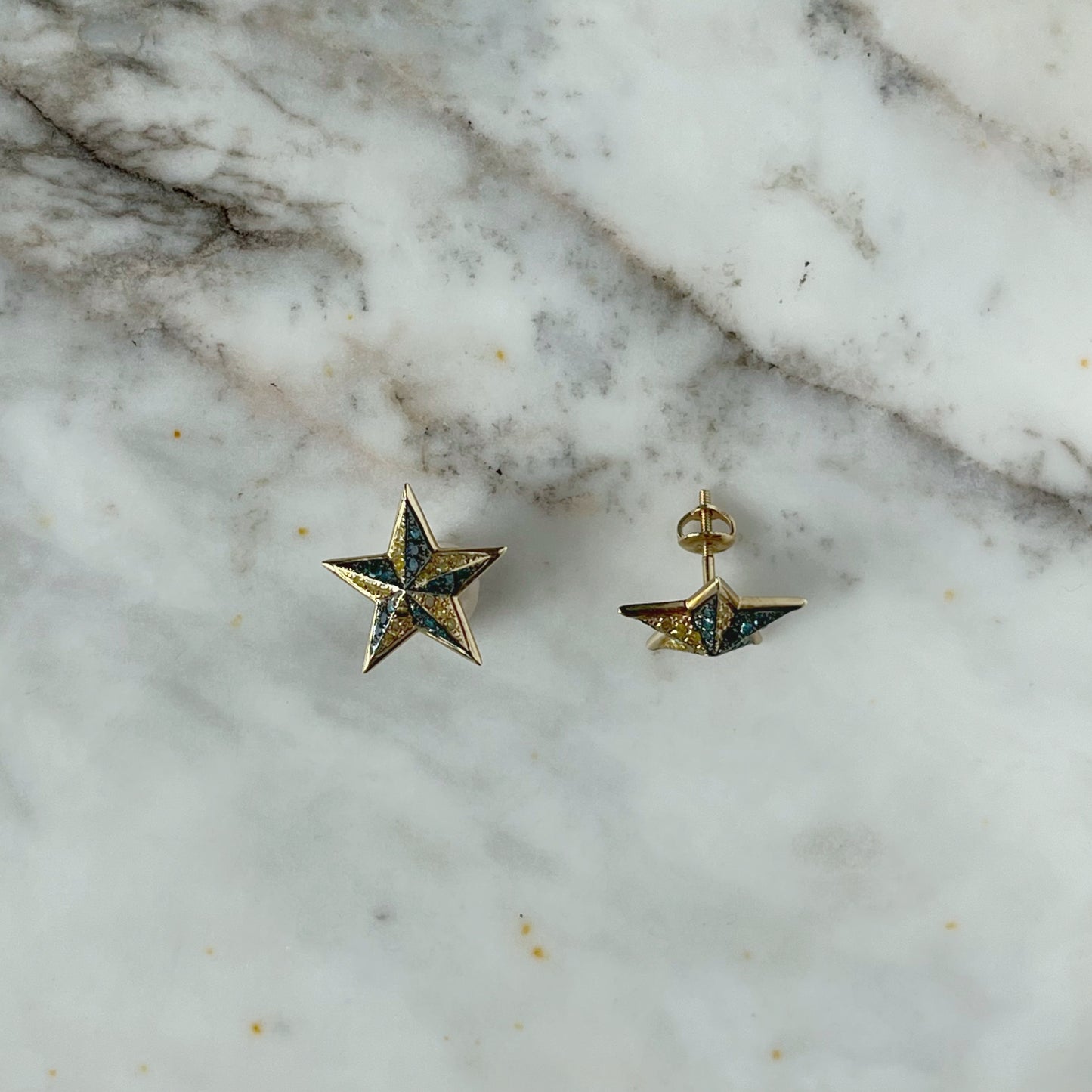 Aretes de estrella con diamantes amarillos y negros 0.40ctw en oro 10k amarillo con tope de tornillo