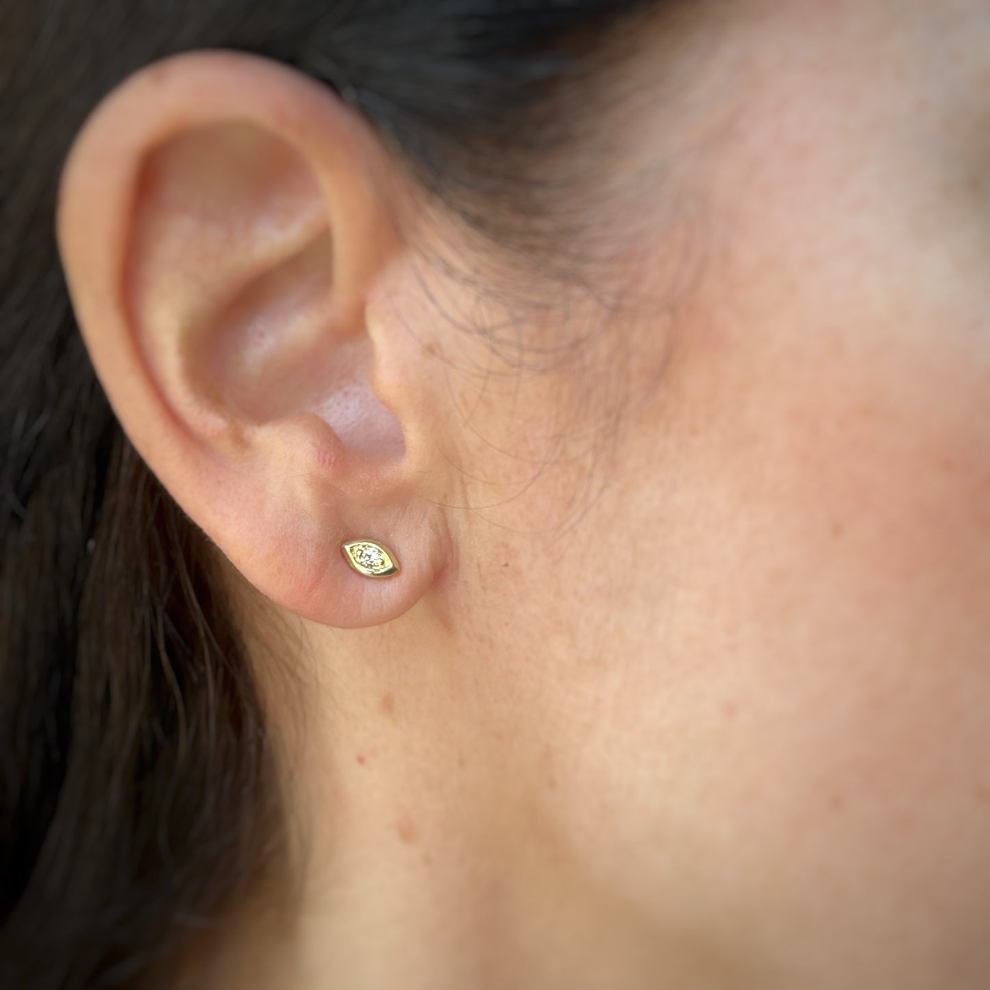 Aretes en oro amarillo 10k en forma de marquesa con diamante 0.08ctw