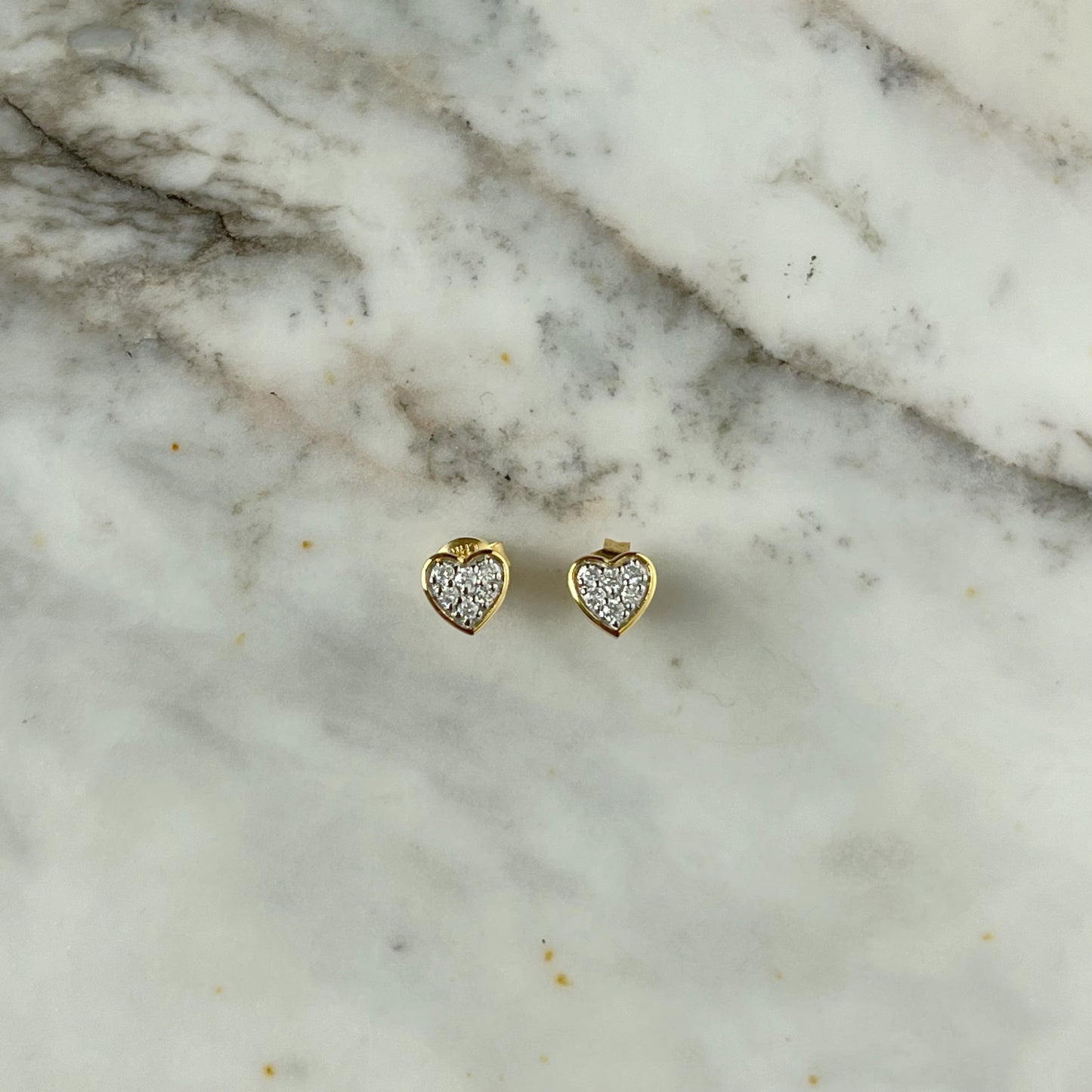Aretes de corazón en plata con baño de oro amarillo y diamantes 0.17ctw