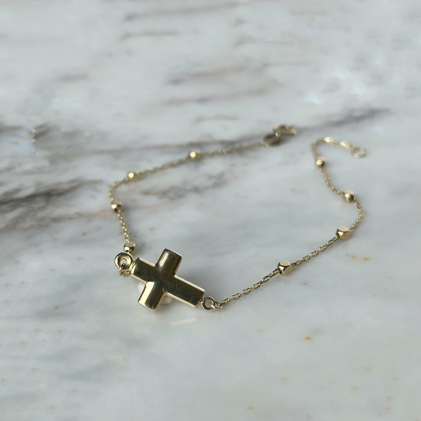 Pulsera en oro de 14k amarillo con cruz