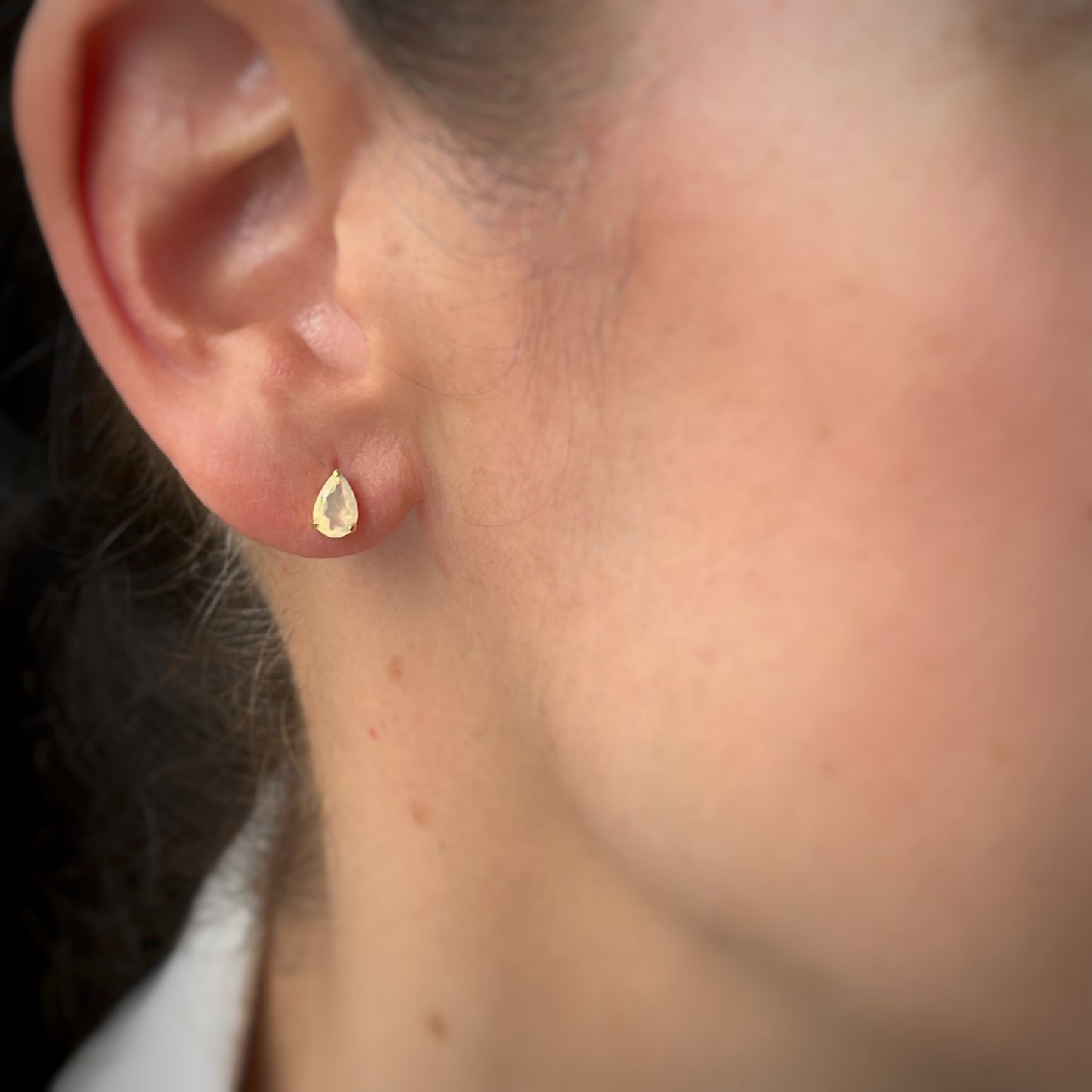 Aretes en oro 18k amarillo con Opalo