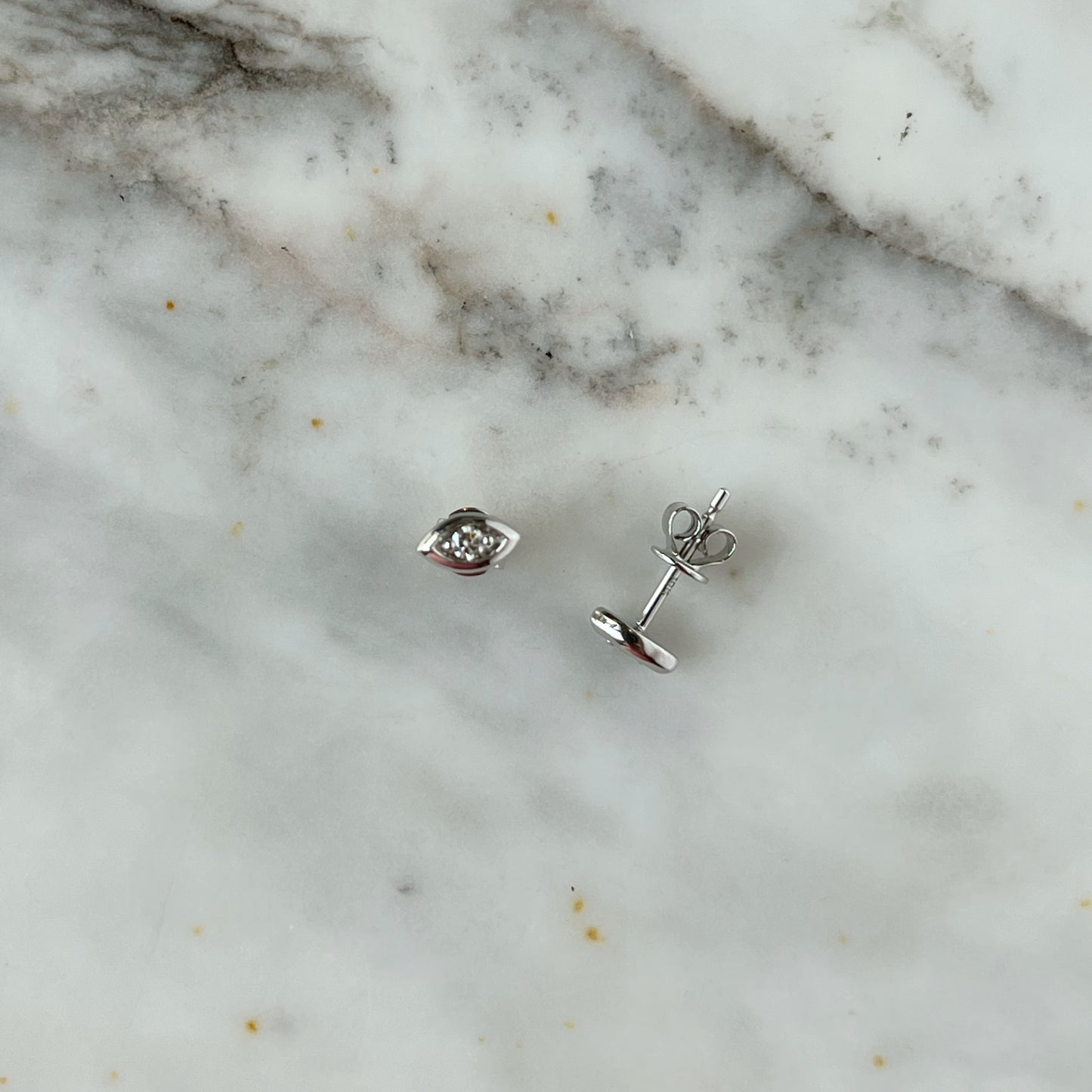 Aretes en oro blanco 10k en forma de marquesa con diamante 0.08ctw
